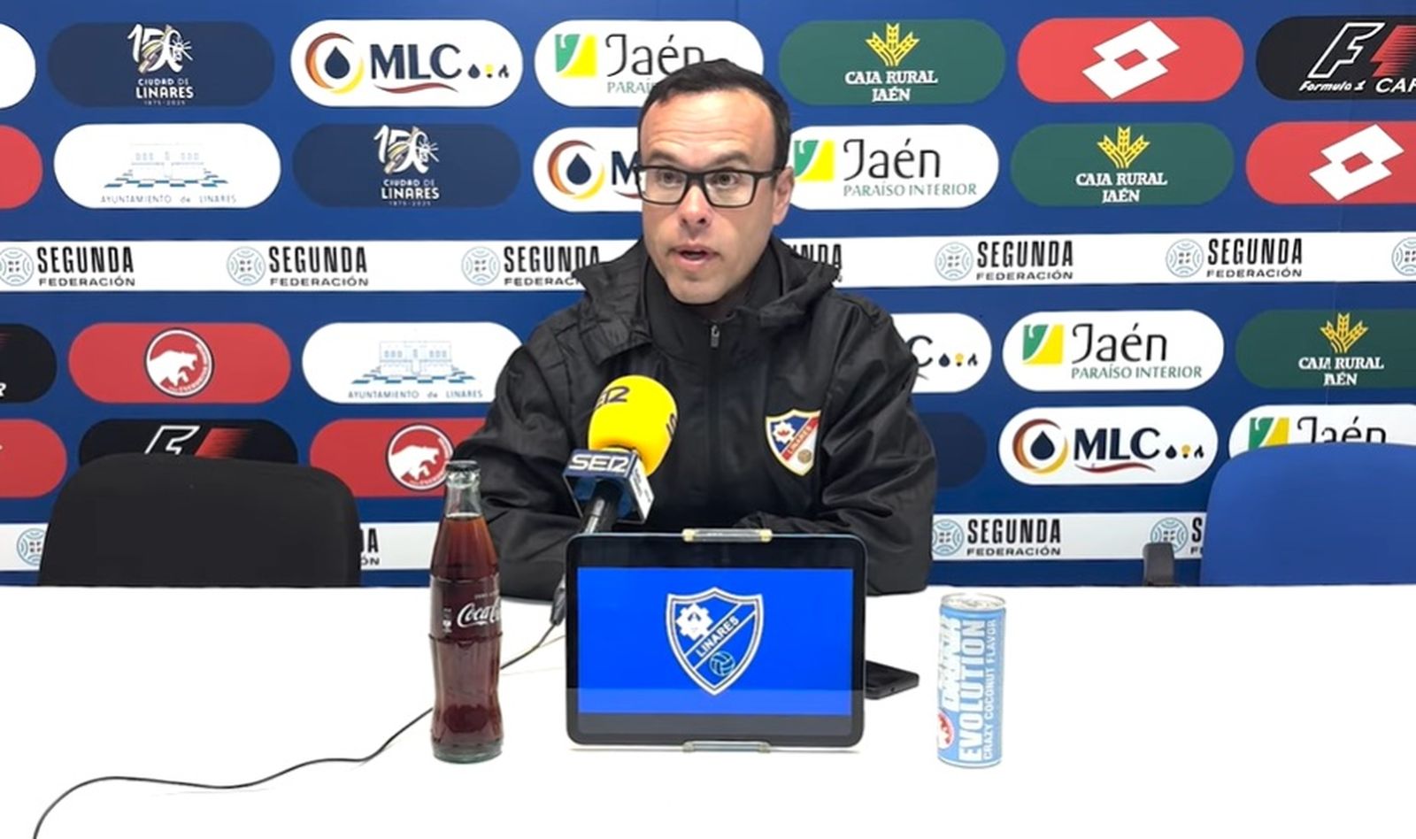 Miguel de la Fuente atiende a los medios de comunicación en Linarejos