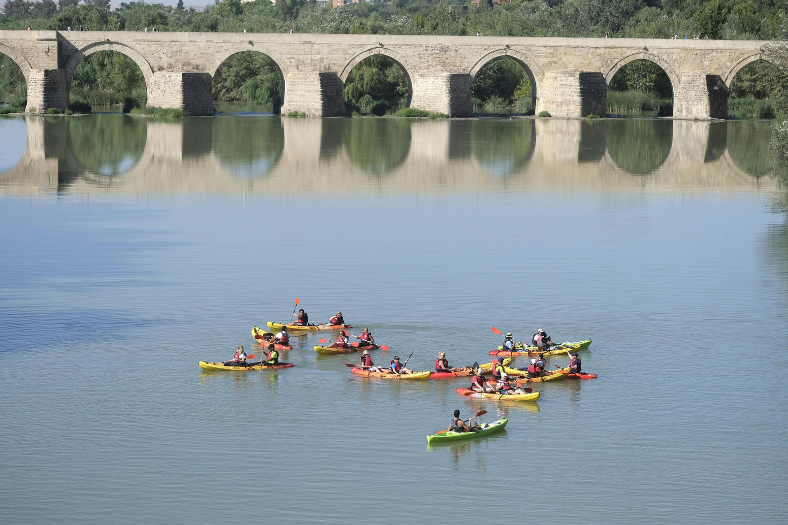 La ruta en kayak por el Guadalquivir de Córdoba se echa al agua, en imágenes
