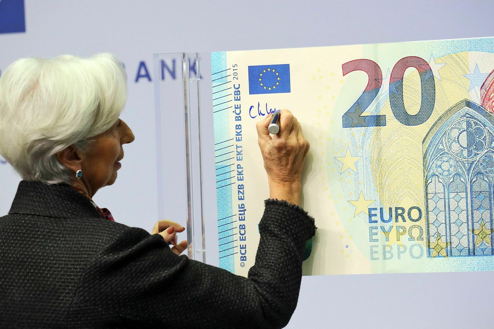 Christine Lagarde estampa su firma en un billete de veinte euros