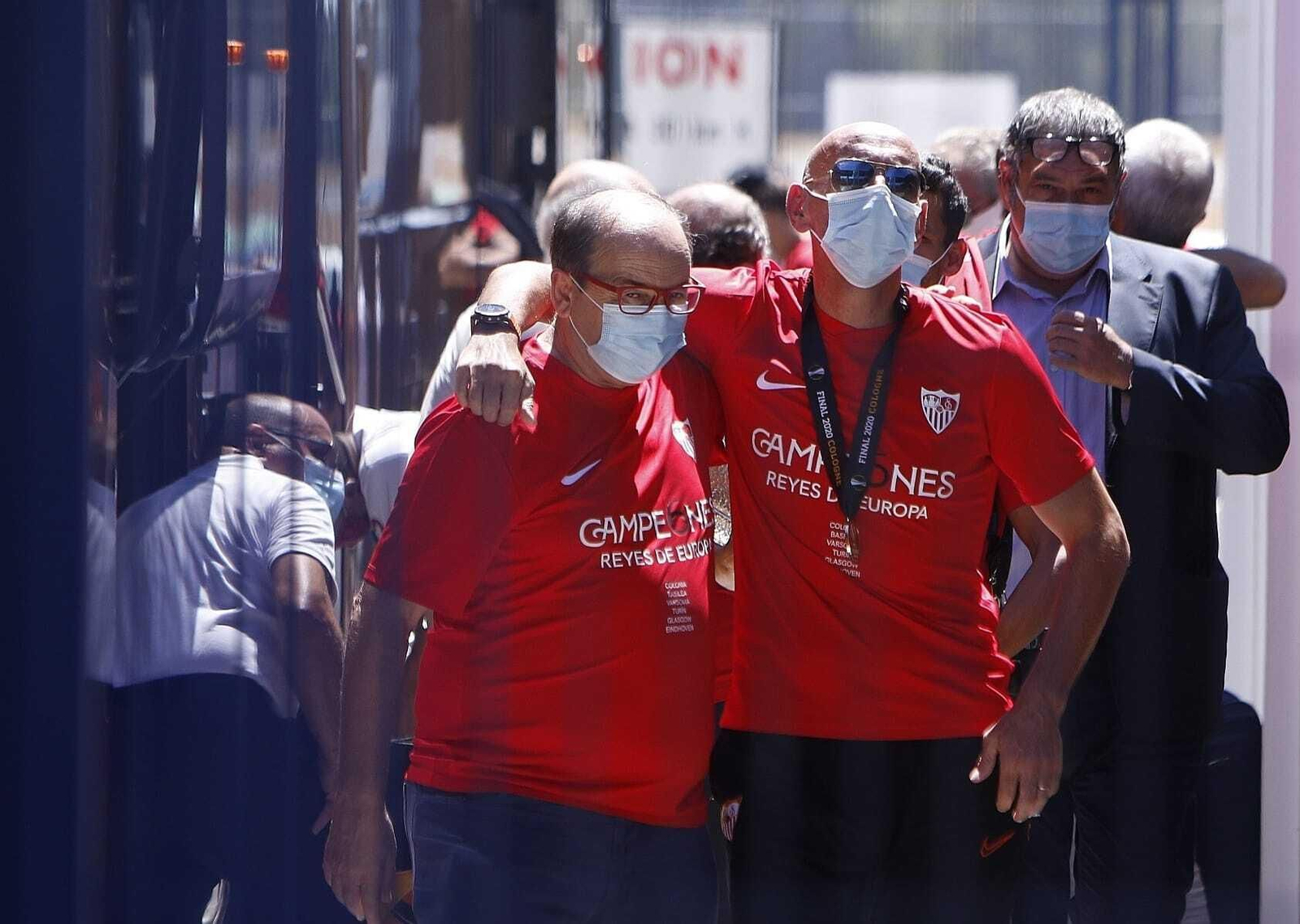 Castro y Monchi se abrazan al aterrizar en Sevilla, con Jesús Gómez detrás.