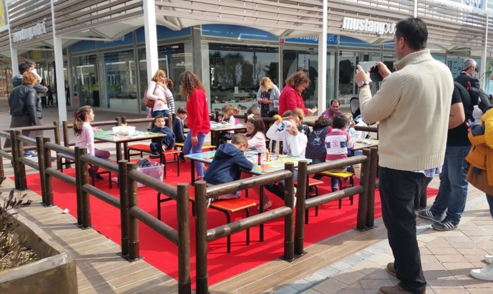 Un grupo de niños en uno de los talleres infantiles de Luz Shopping