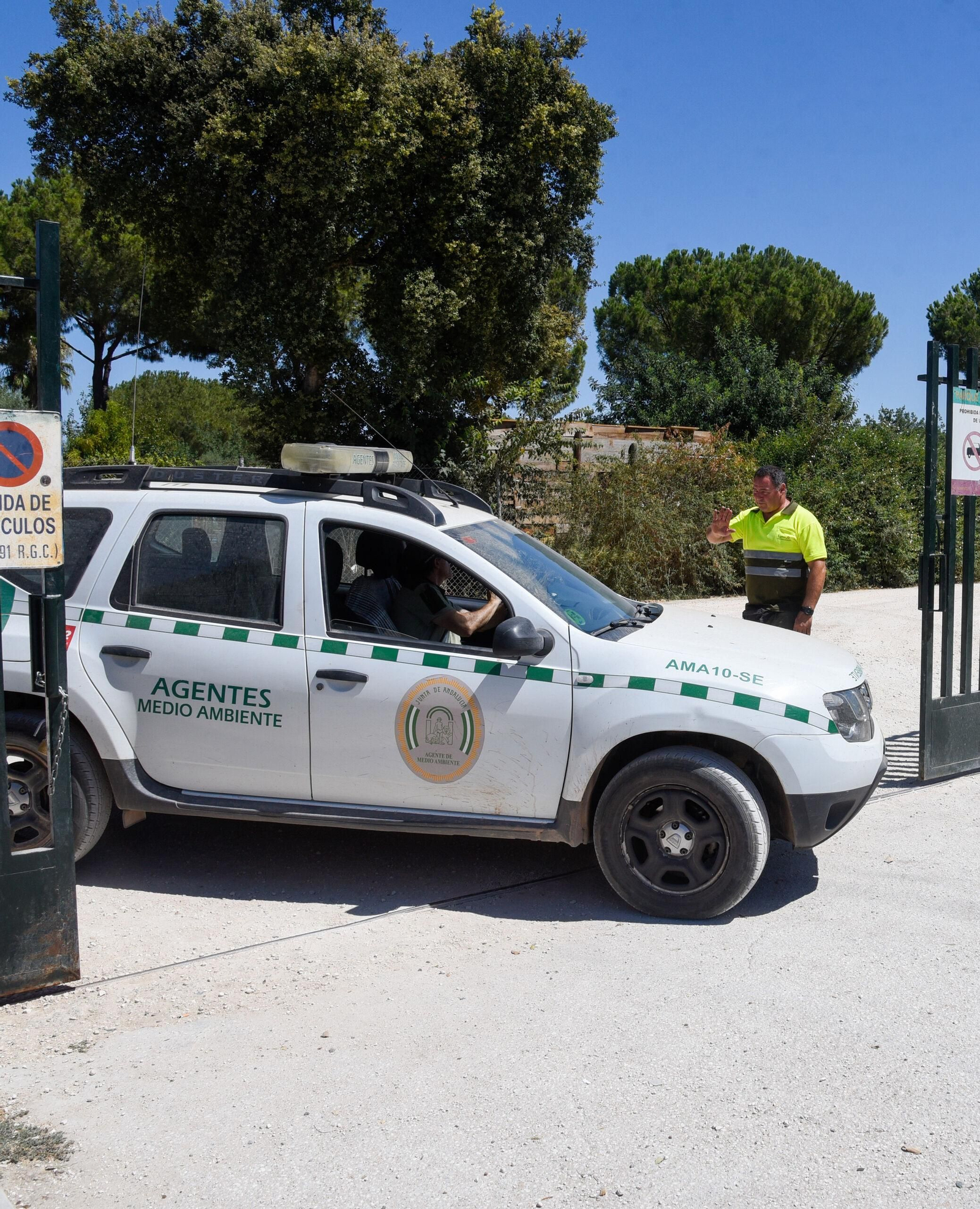 Agentes de Medio Ambiente salen del Parque Tamarguillo, este jueves.
