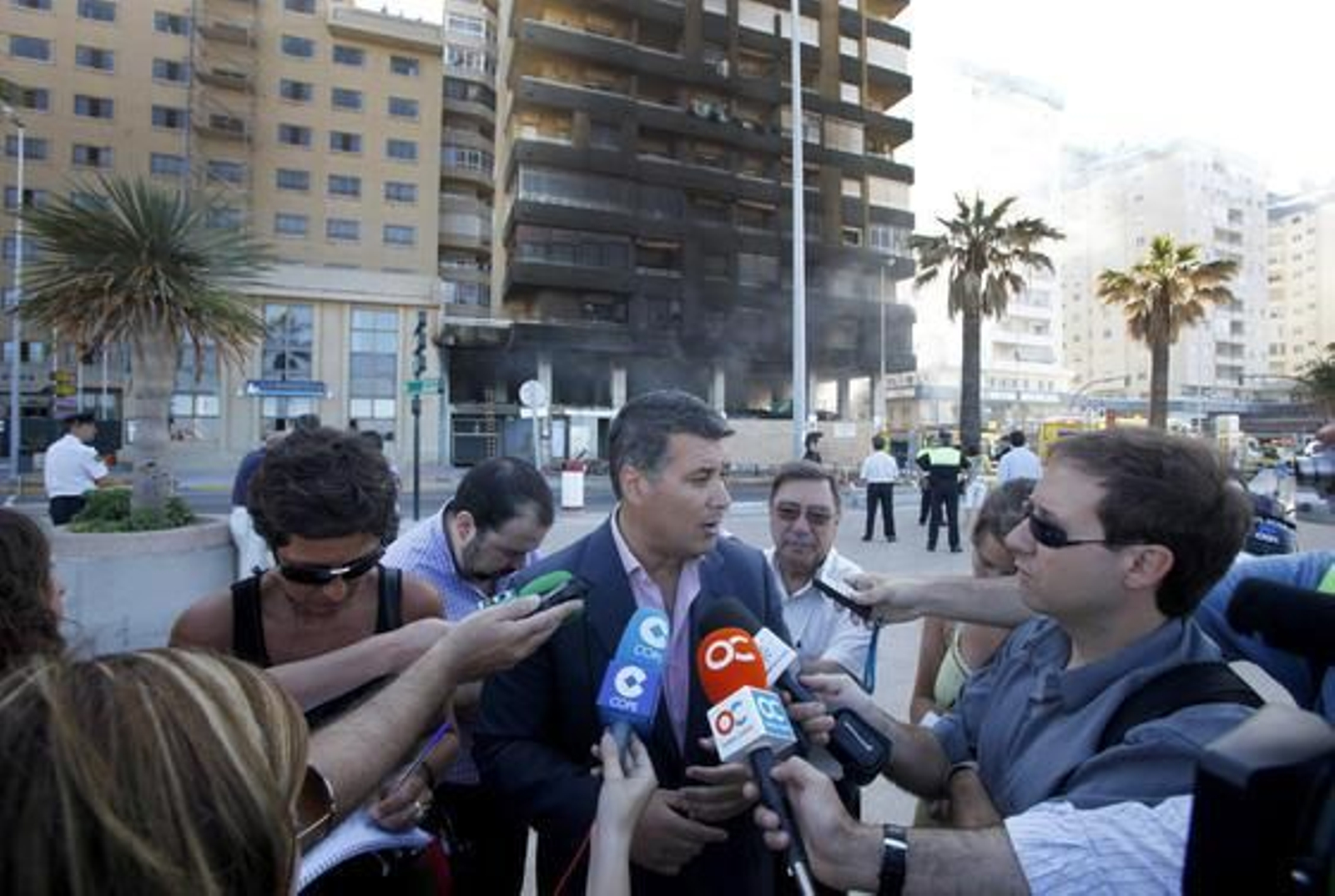 Espectacular incendio en un edificio de la calle Brasil. /Jesús Marín