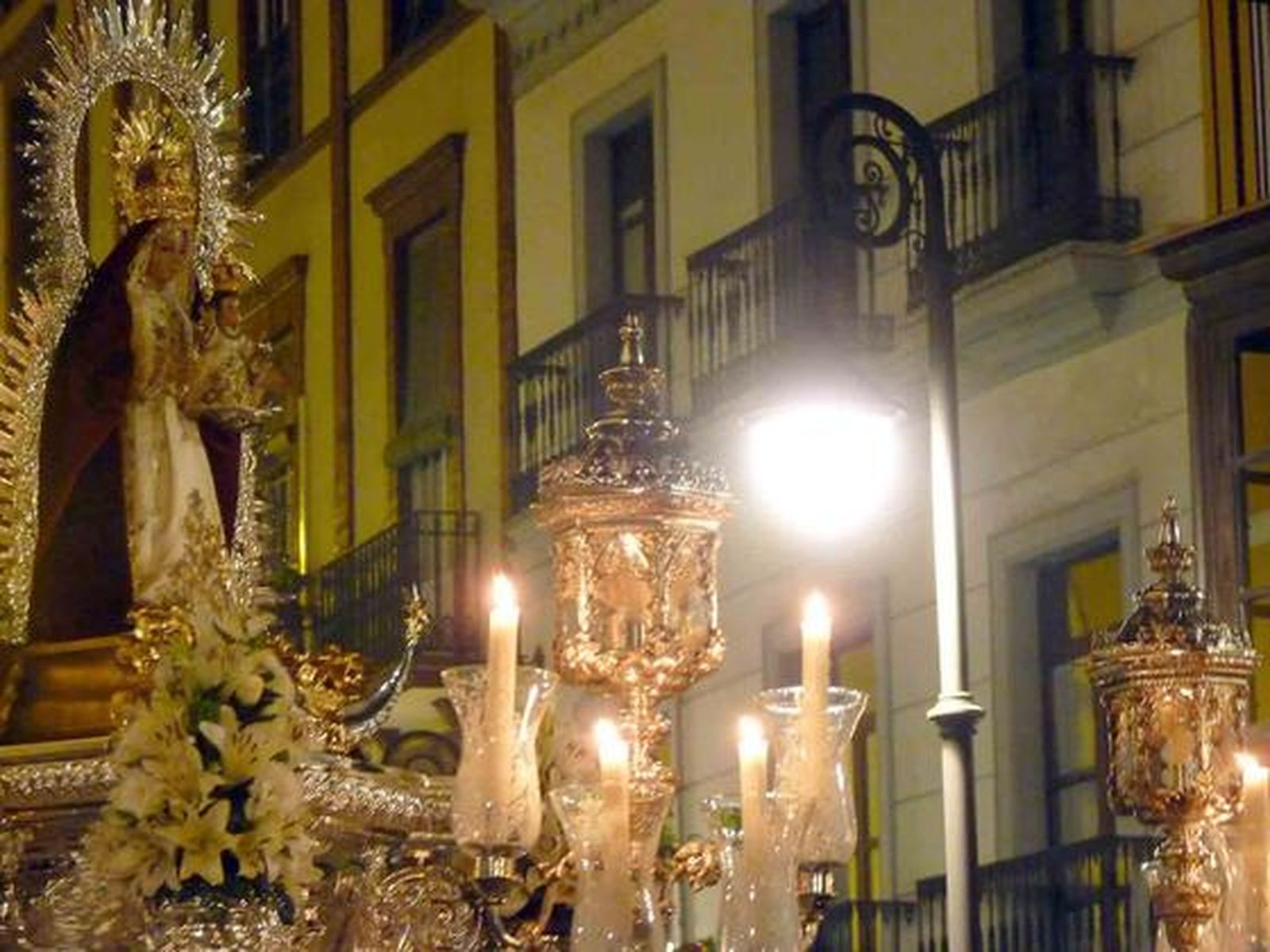 Del Salvador salió el sábado la Virgen del Prado de la Hermandad sevillana formada por gentes Higuera de la Sierra.

Foto: Ruesga Bono