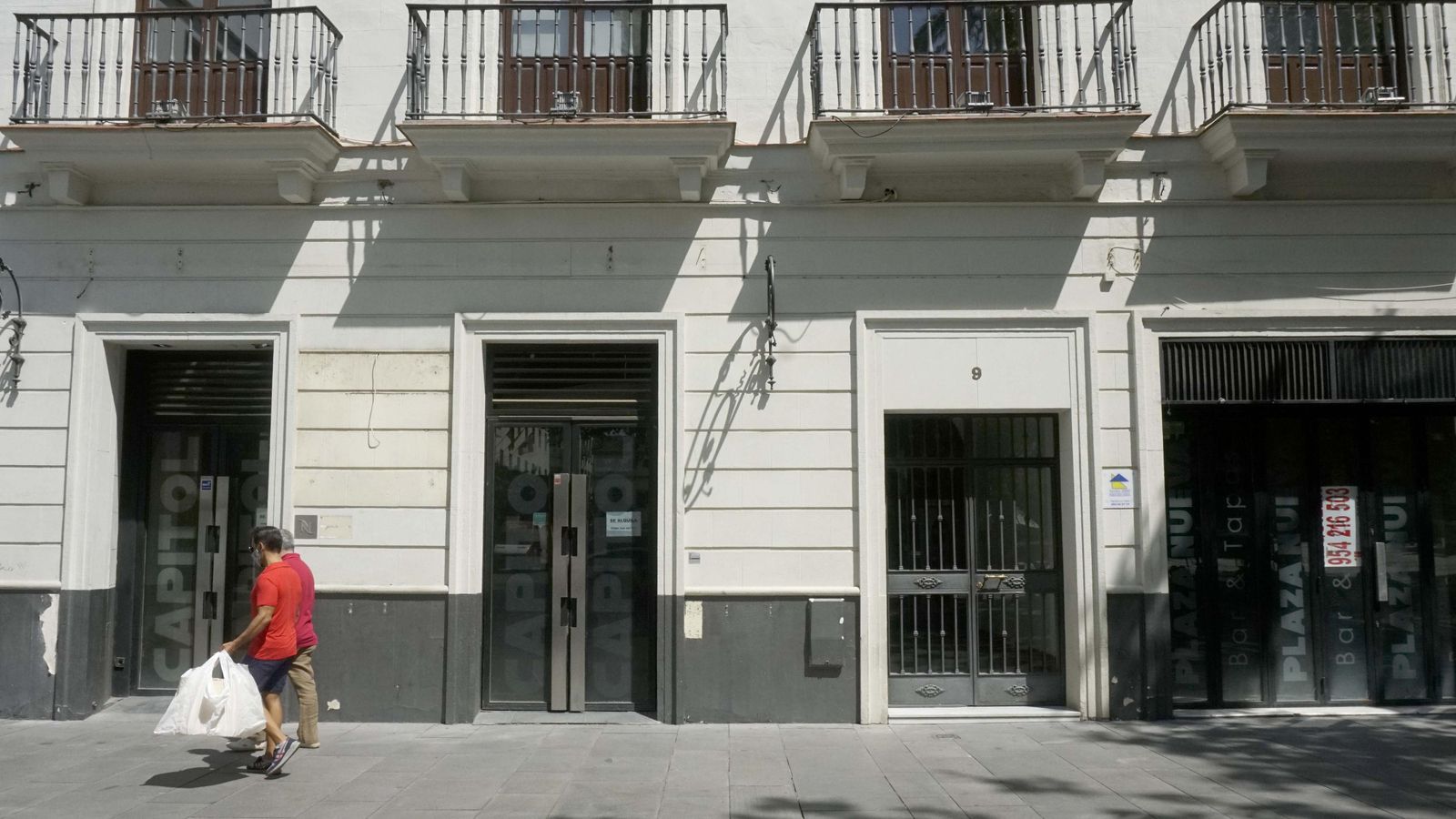 Cada vez son más los locales disponibles en la Plaza Nueva.