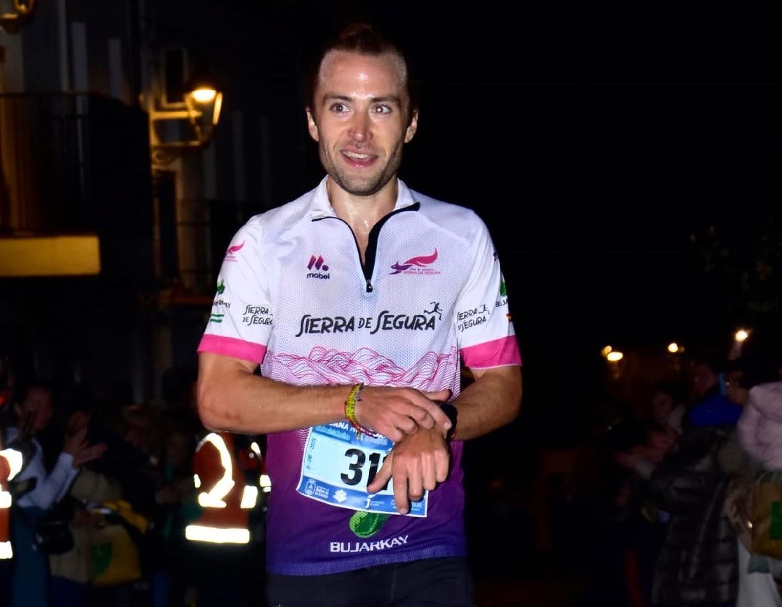 En imágenes: Baños de la Encina luce sus mejores galas en la XII Legua Urbana Nocturna La Bellota