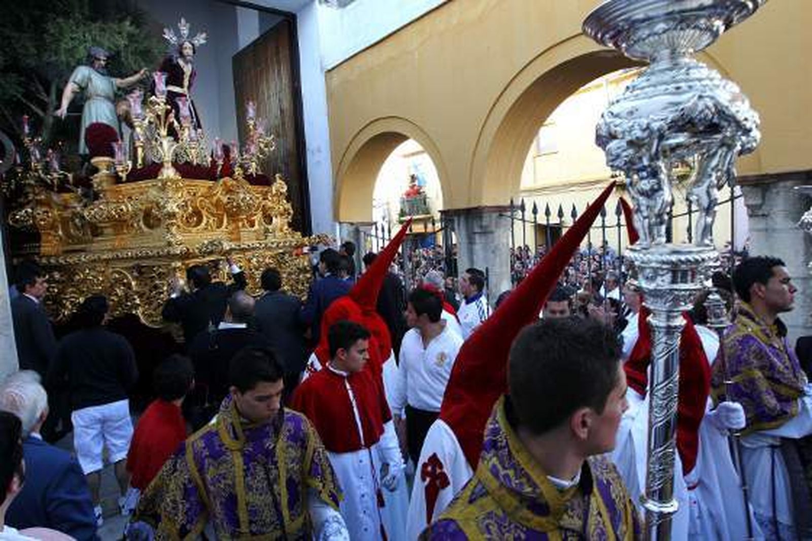 Uno de los grandes momentos de la Semana Santa de Jerez. El Señor del Prendimiento a punto de salir de la capilla de San José.  Foto: Miguel Angel Gonzalez