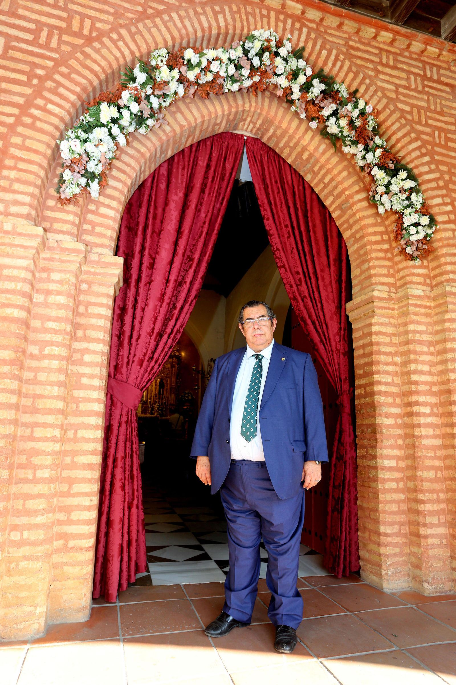 Bienvenido González ante la Puerta Jubilar de la Cinta, abierta el pasado mes de marzo.