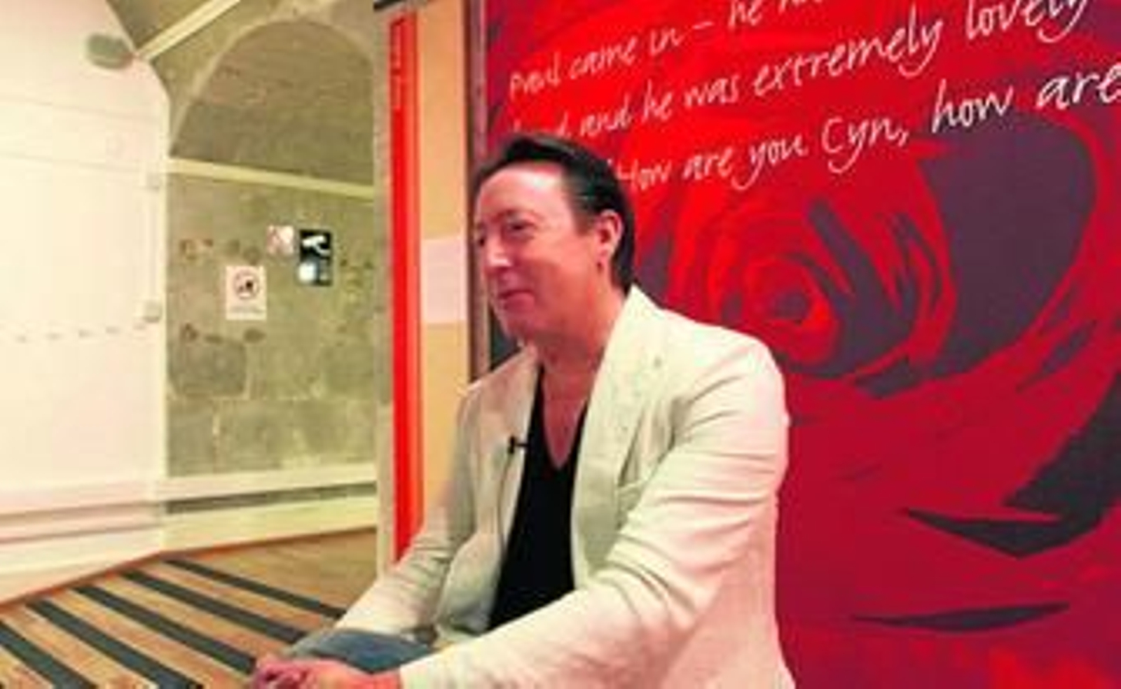 Imagen de Julian Lennon visitando la exposición sobre The Beatles en Gibraltar, ayer.
