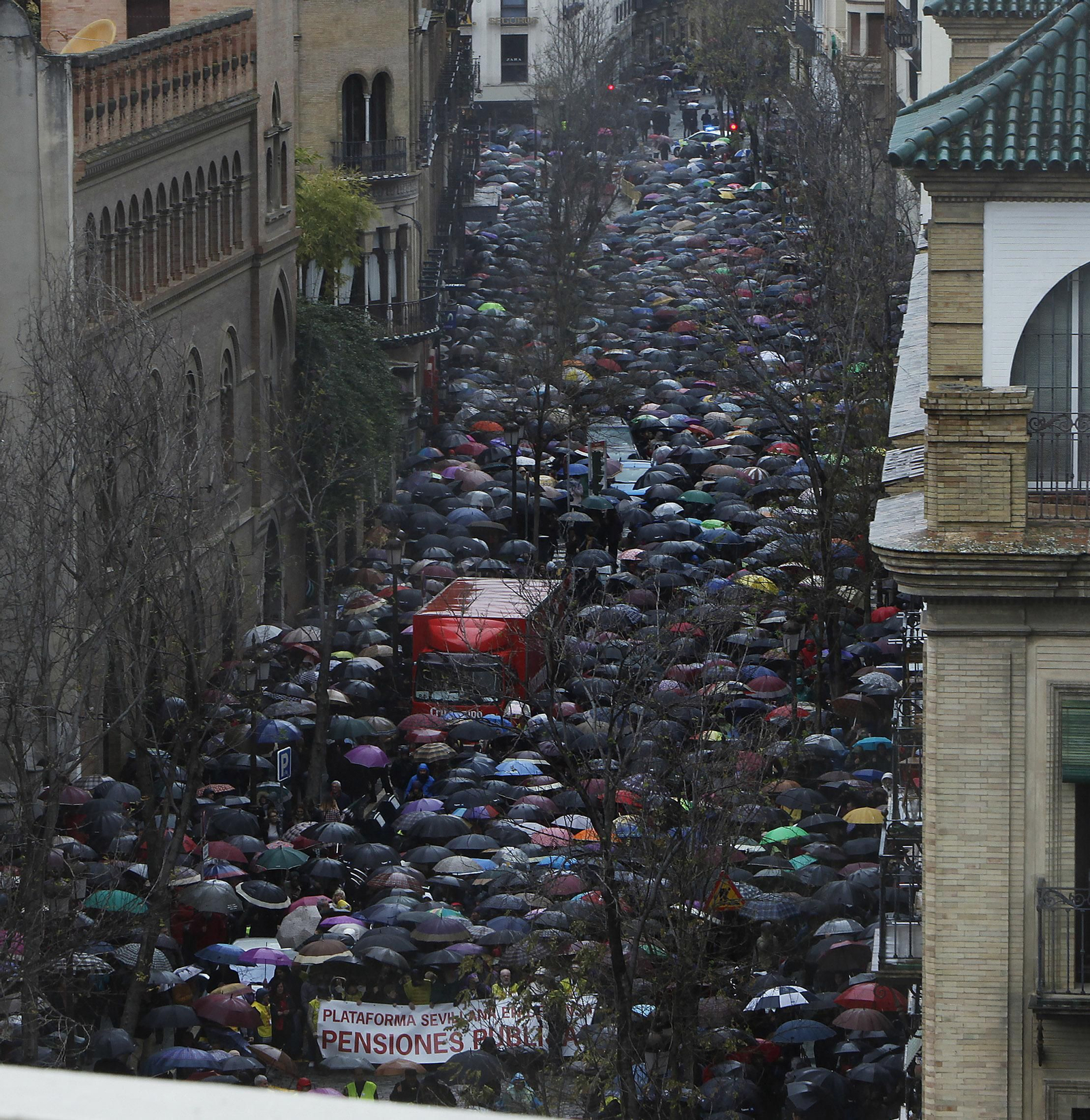 Las imágenes de la manifestación por las pensiones públicas en Sevilla