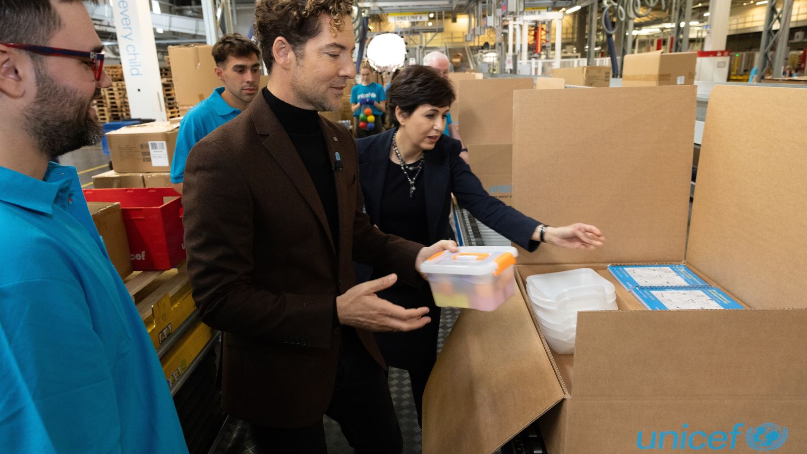 El artista almeriense durante el recorrido por las instalaciones