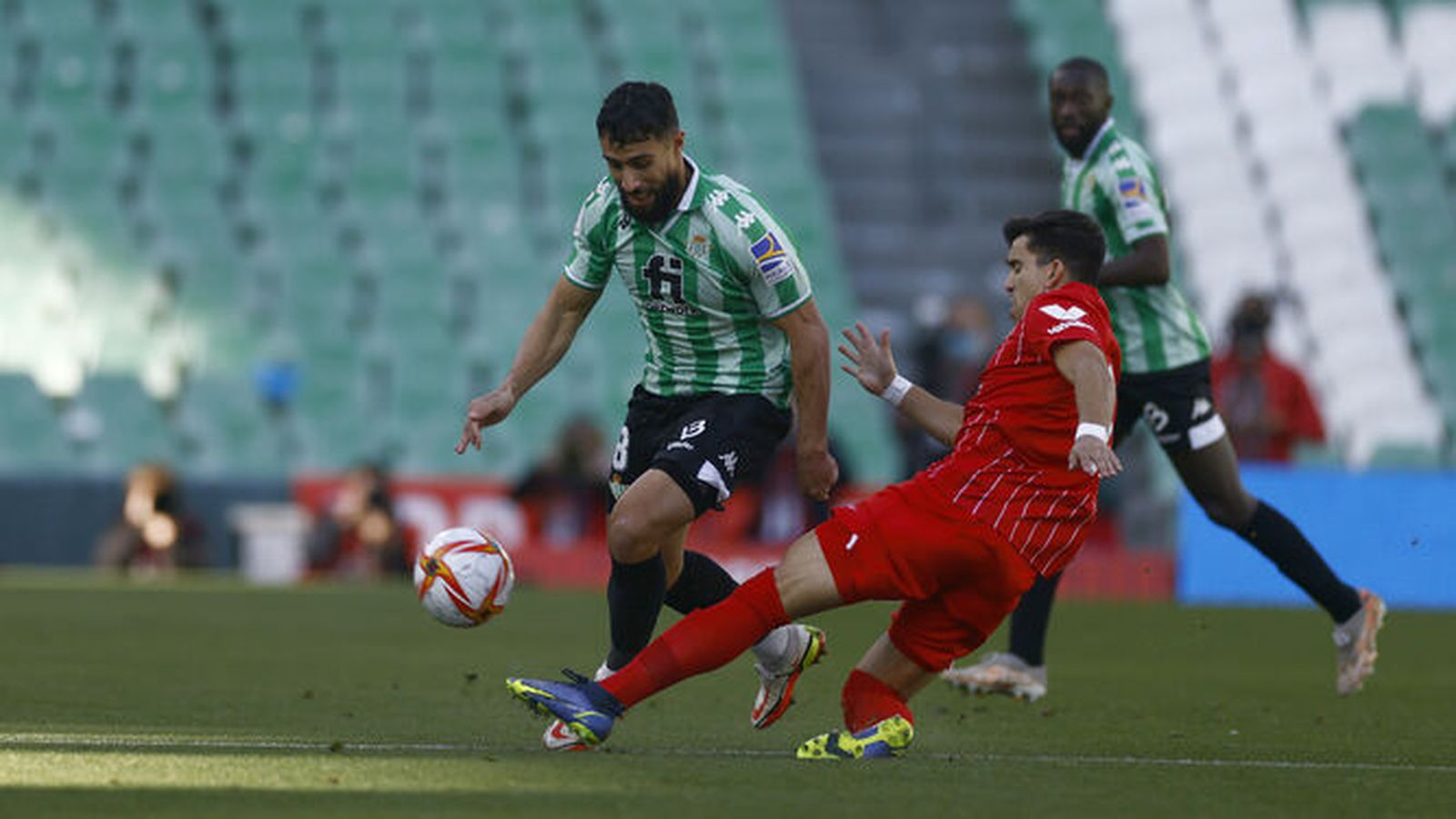 Sevilla y Betis, dos trayectorias opuestas