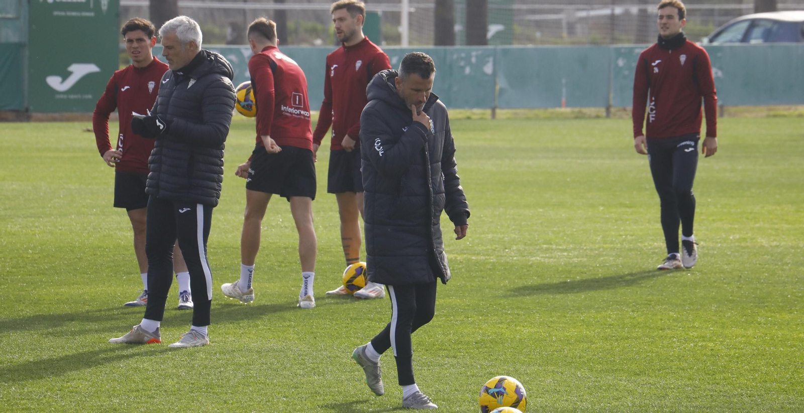 Iván Ania, pensativo durante un entrenamiento.