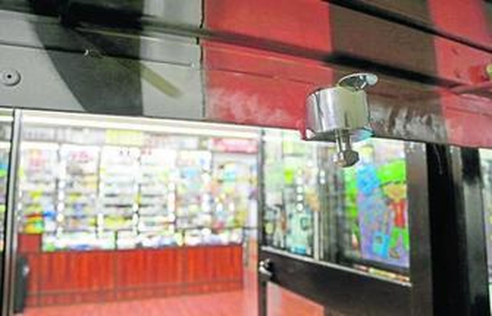 Imagen de la cerradura que rompieron los ladrones del estanco situado en El Almendral.