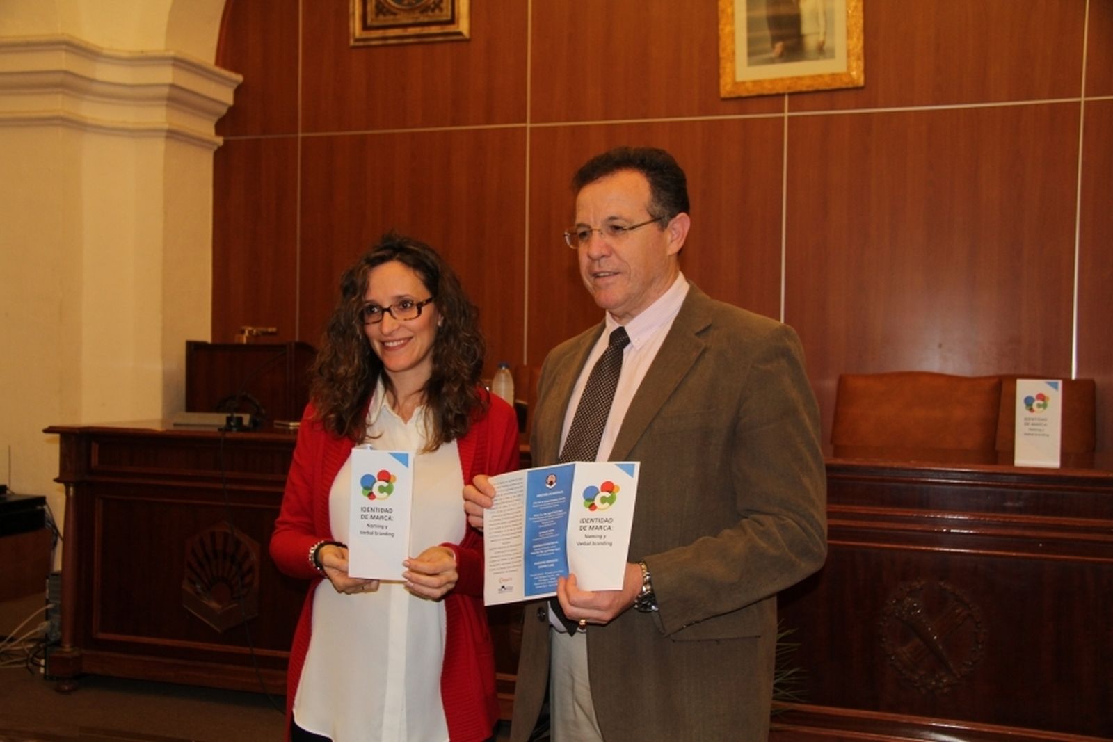 El decano de Filosofía y Letras de la UCO, Eulalio Fernández, y la coordinadora del título, Ingrid Cobos.