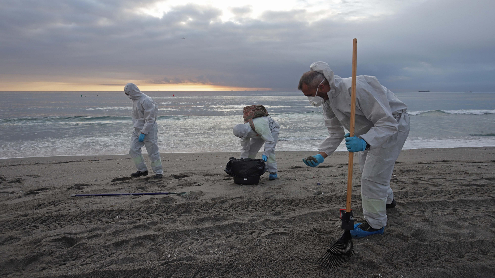 Fotos de las labores de limpieza en la playa de Santa Barbara por el nuevo vertido del 'OS 35' en La Línea