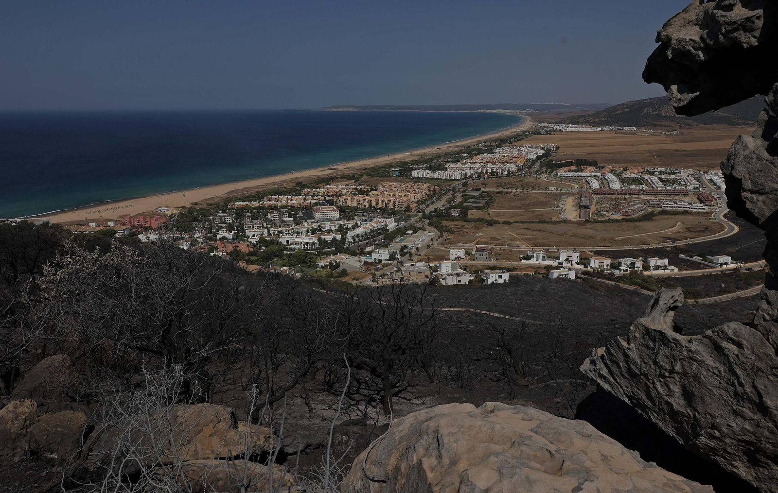 Así han quedado Atlanterra y Zahara de los Atunes tras el incendio forestal en la Sierra de la Plata de Tarifa