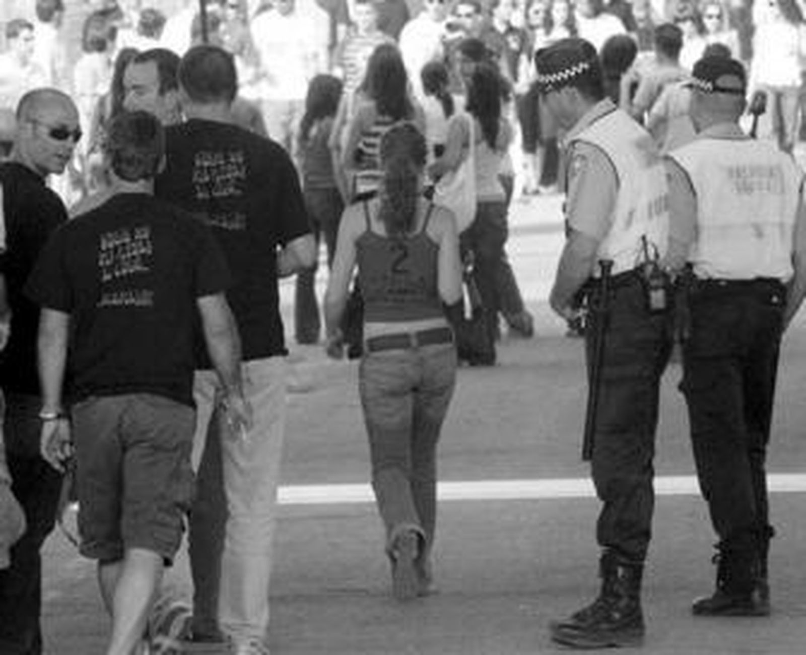 Dos agentes locales controlan una de las fiestas de la Primavera celebradas en la capital.