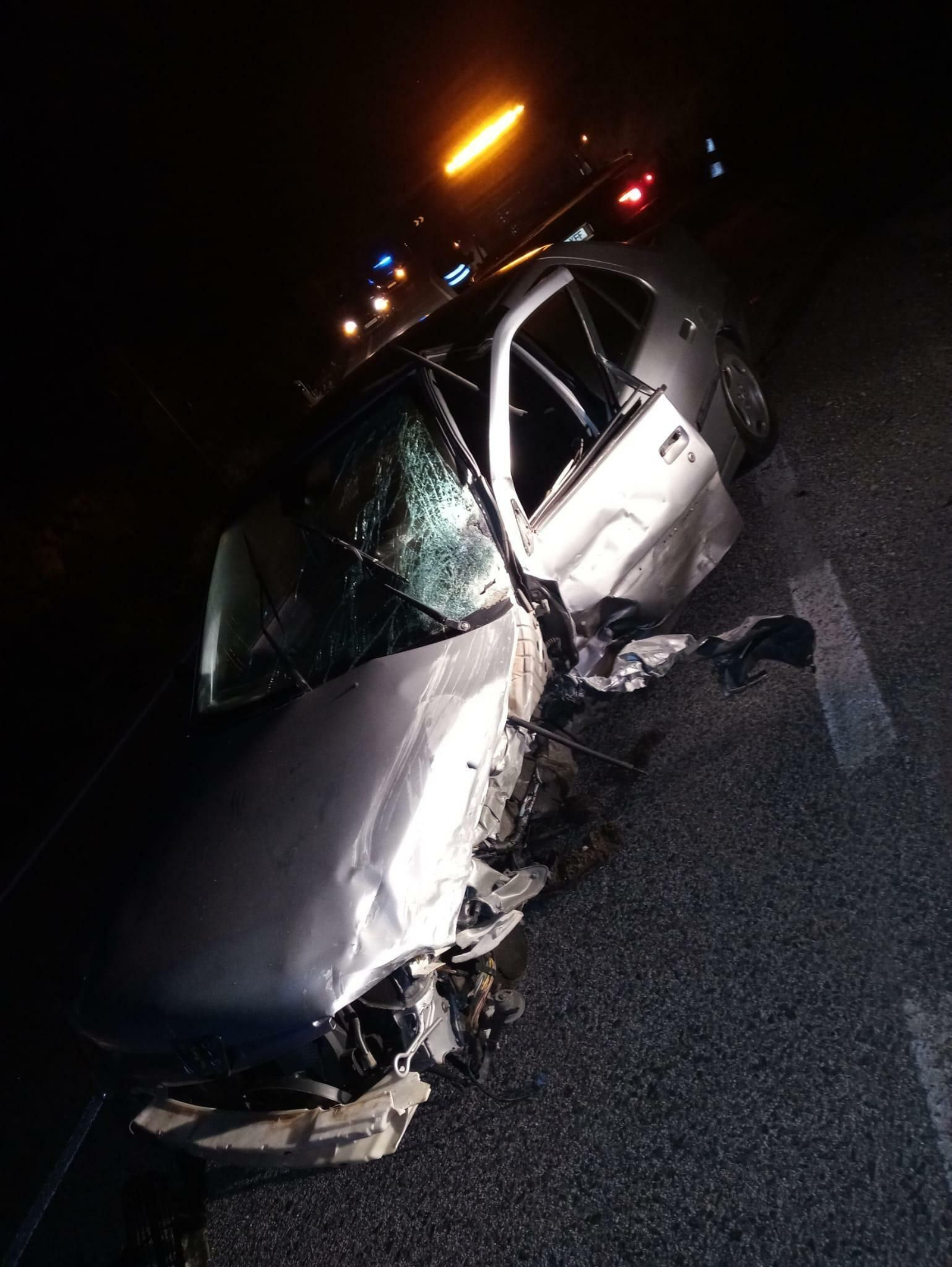 Fotos del accidente de un coche de la Guardia Civil en Casarabonela