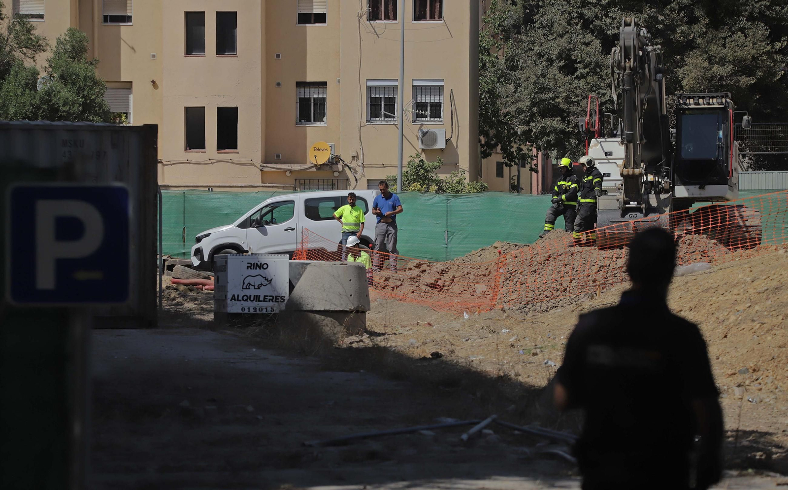 Fotos del escape de gas natural provocado por la rotura de una tubería en las obras anexas al hotel AC en Algeciras