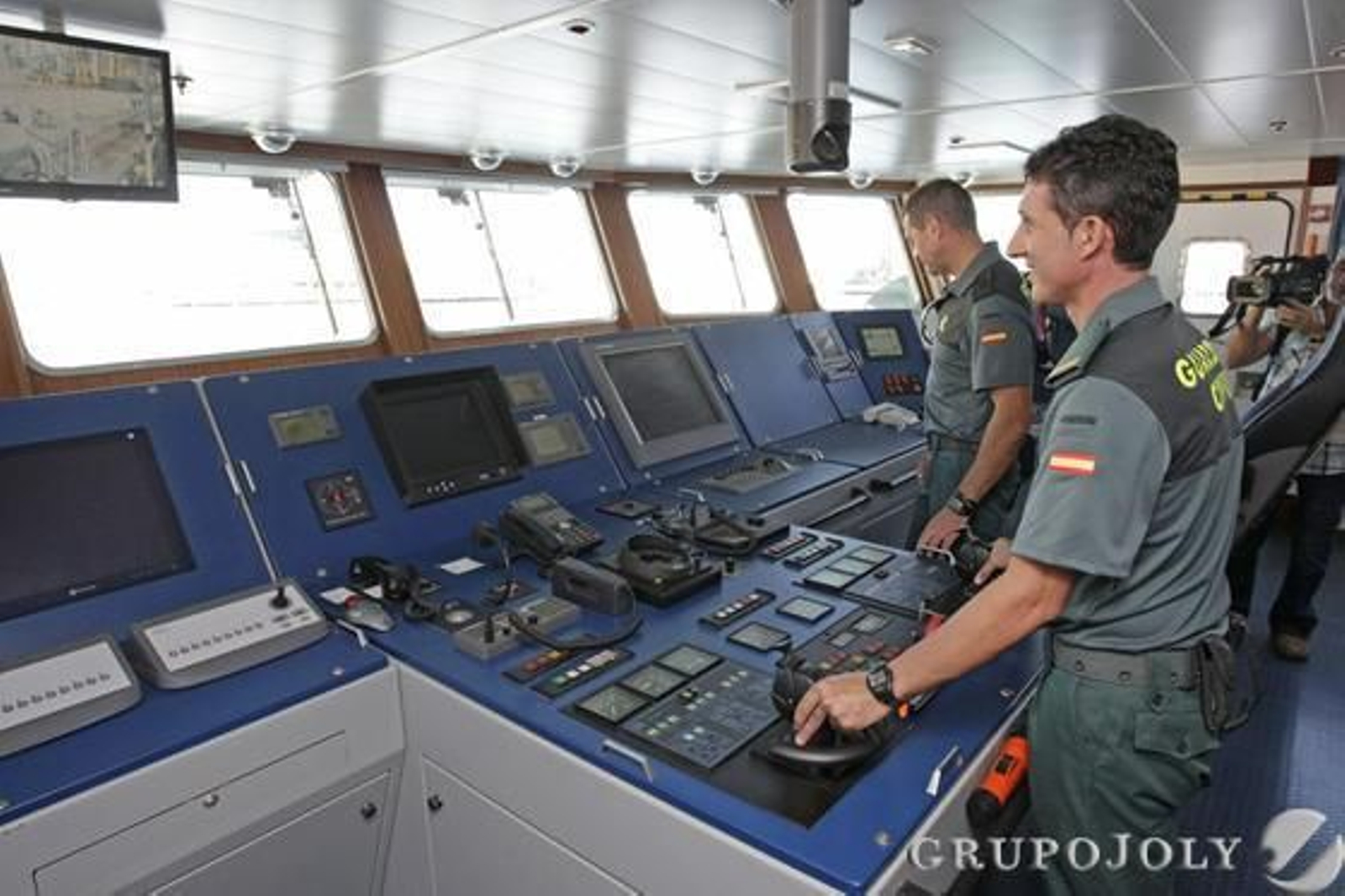 Don Juan Carlos muestra su apoyo a los pescadores y a la Guardia Civil por el trabajo que realizan./Erasmo Fenoy