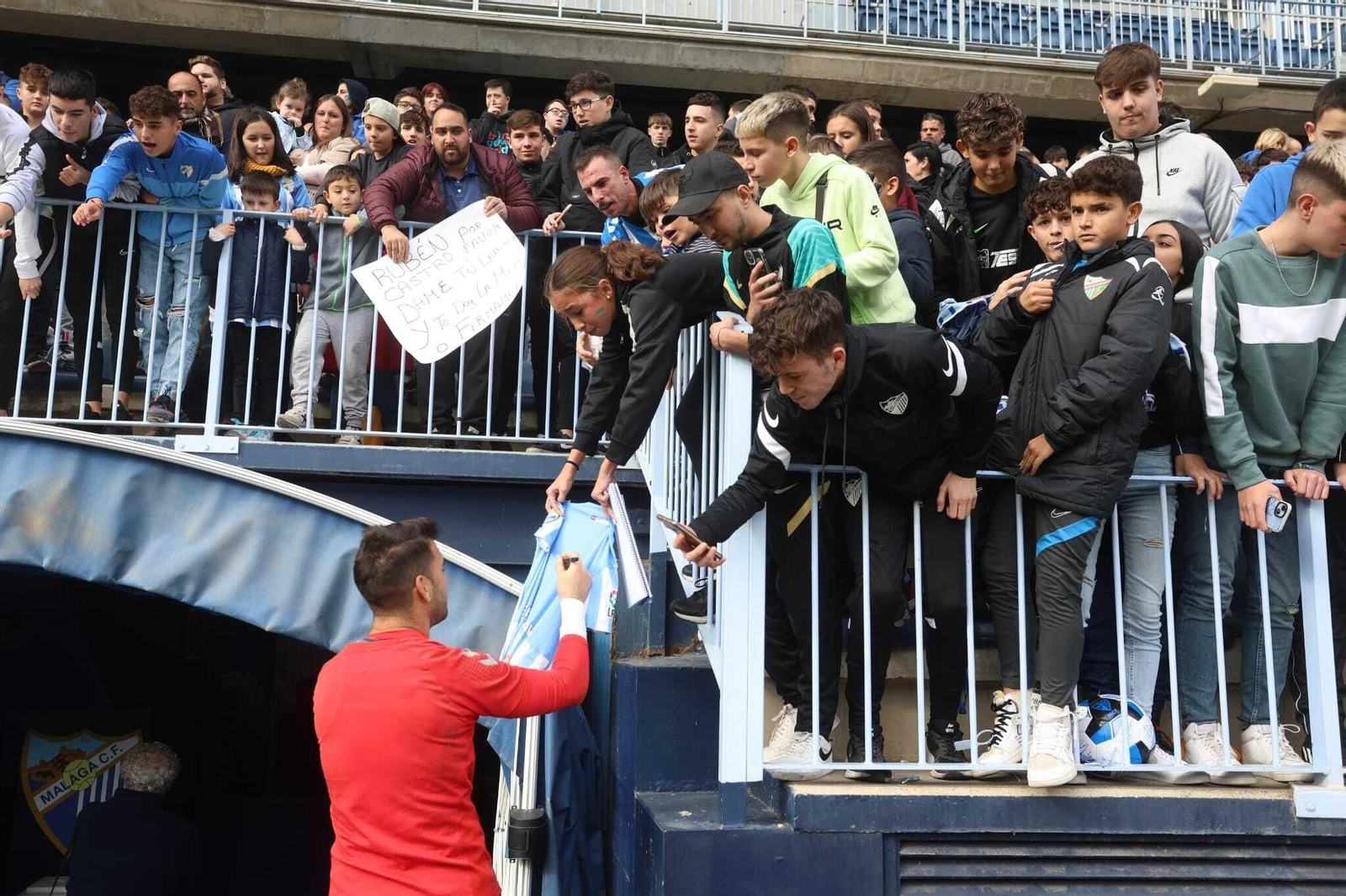 Miles de malaguistas apoyan al equipo en la víspera de Reyes