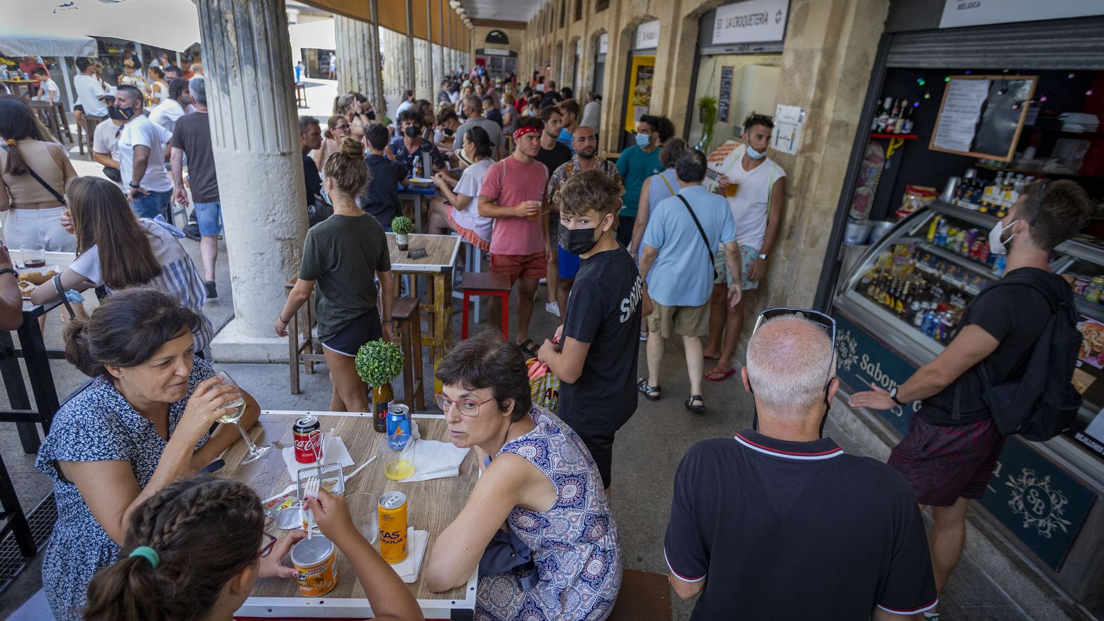 Una de las zonas porticadas del Rincón Gastronómico.