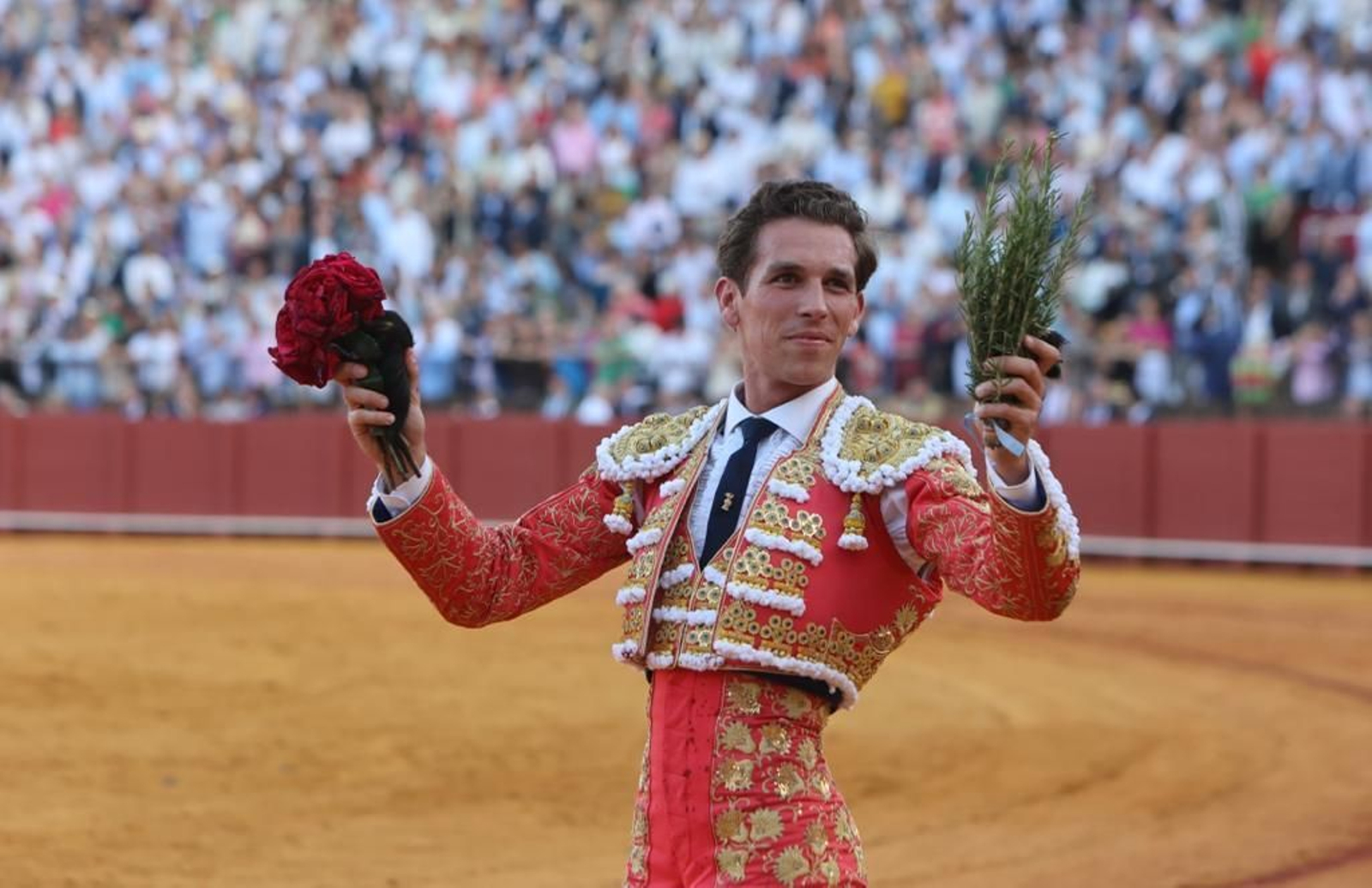 Ginés Marín brinda las dos orejas cortadas al tercero de la tarde