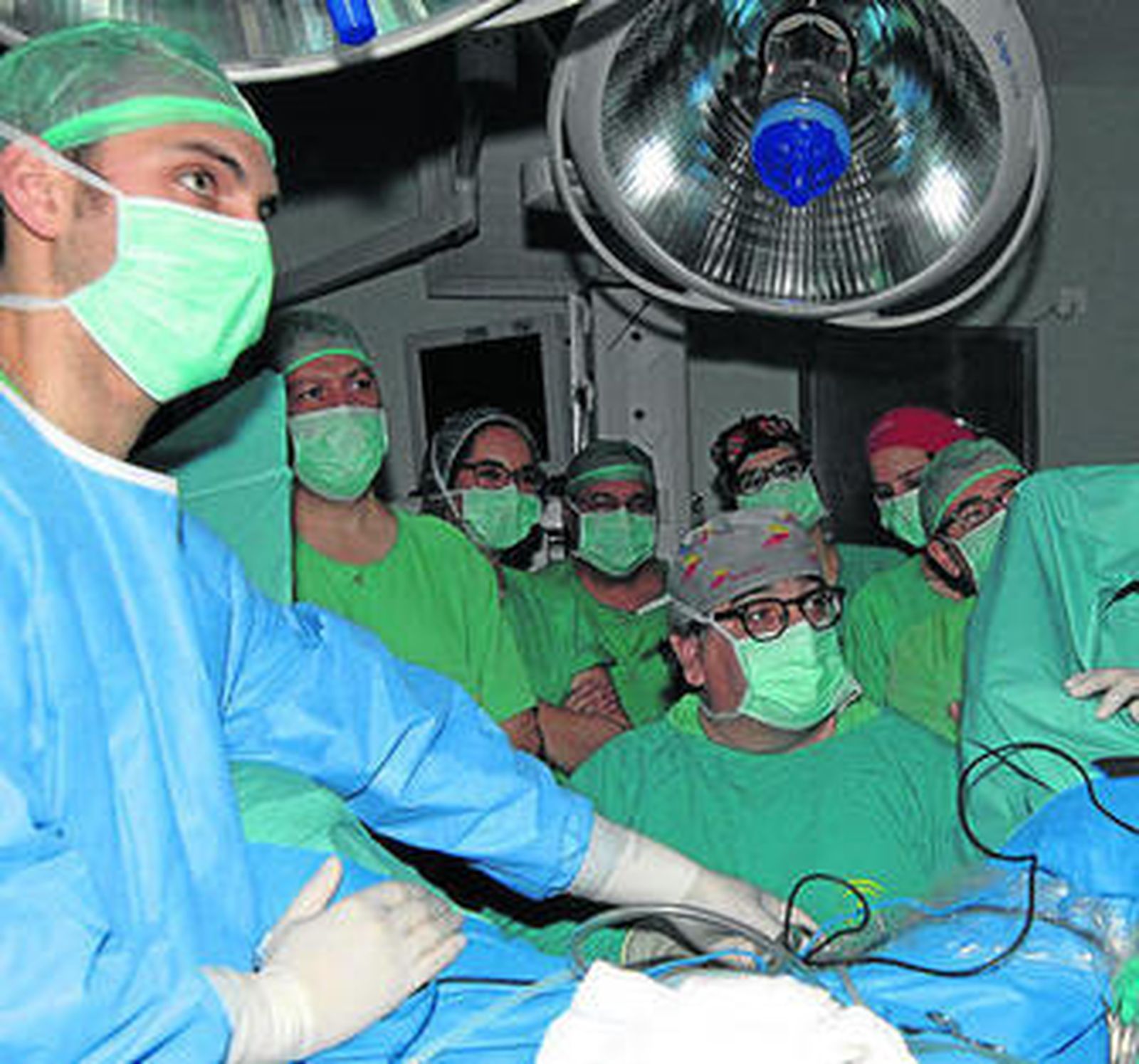 El cirujano César Díaz, en el centro, junto al resto de profesionales.