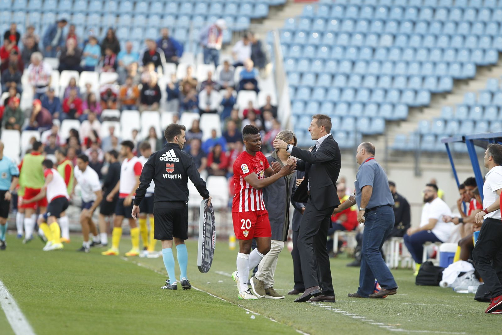 Ramis felicita a Uche tras ser sustituido.