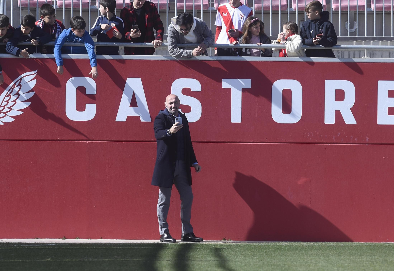 Monchi se hace un selfi con un aficionado en la ciudad deportiva.