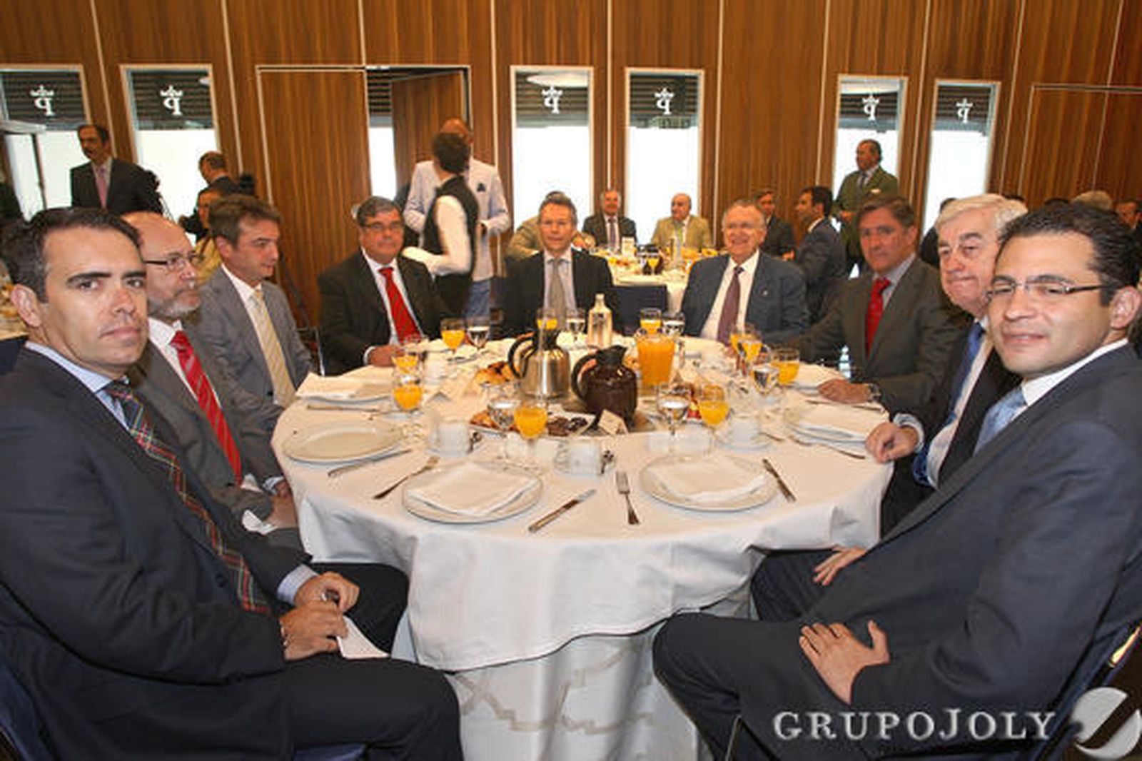 Rafael Navas, director de Diario de Cádiz; Ignacio García, vicepresidente del Parlamento andaluz; Eduardo González Mazo, rector de la UCA; Agustín Vidal director de BBVA Andalucía; José Joly, presidente de Grupo Joly; José Blas Fernández, teniente de alcalde del Ayuntamiento de Cádiz, Manuel Estrella, presidente de la Audiencia Provincial; Ángel Juan, presidente de la Cámara de Comercio de Cádiz; y Miguel Cardoso, economista jefe de BBVA.

Foto: Joaquín Pino