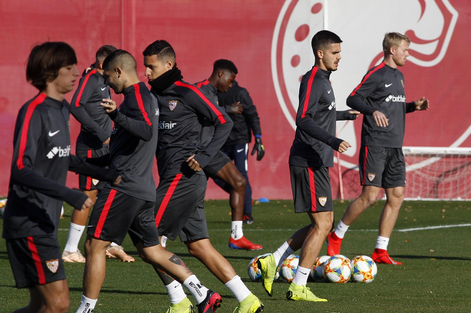 Entrenamiento del Sevilla en la ciudad deportiva. Entrenamiento del Sevilla en la ciudad deportiva.