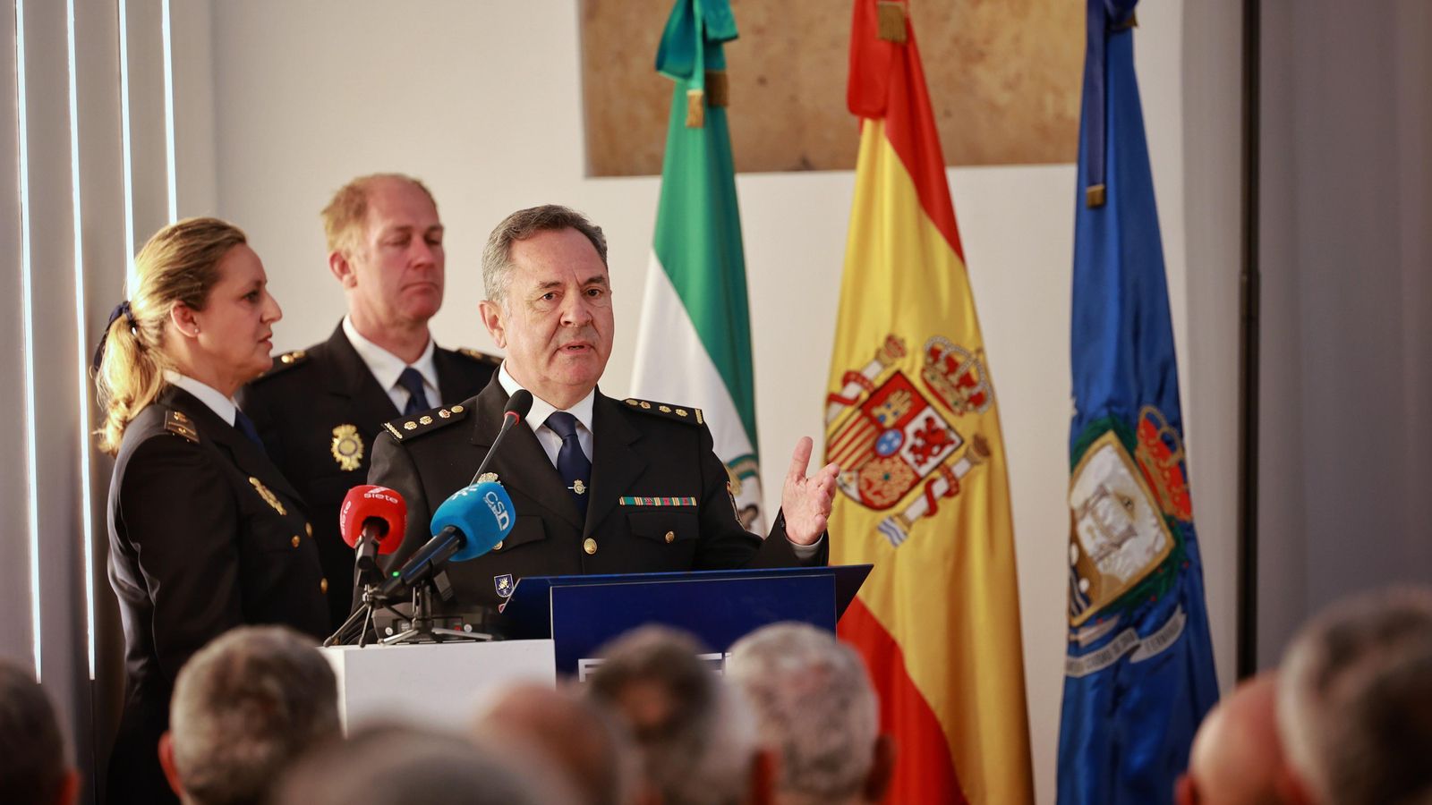 Momento en el que el nuevo comisario de San Fernando, Juan José de Guillermo, se dirige a los asistentes en el Castillo de San Romualdo.