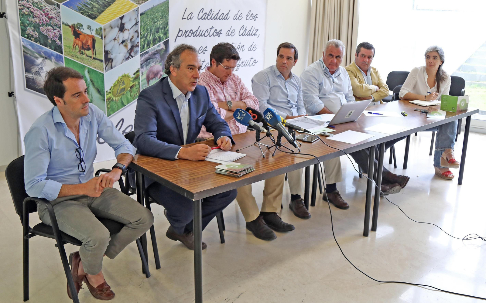 El presidente de Asaja-Cádiz, responsables cerealistas y el fundador de Agri Marketplace, ayer en la rueda de prensa.