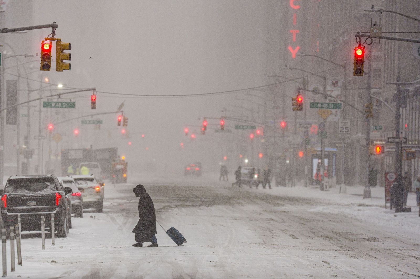 Las gélidas y blancas imágenes que deja la tormenta monstruosa en los EEUU