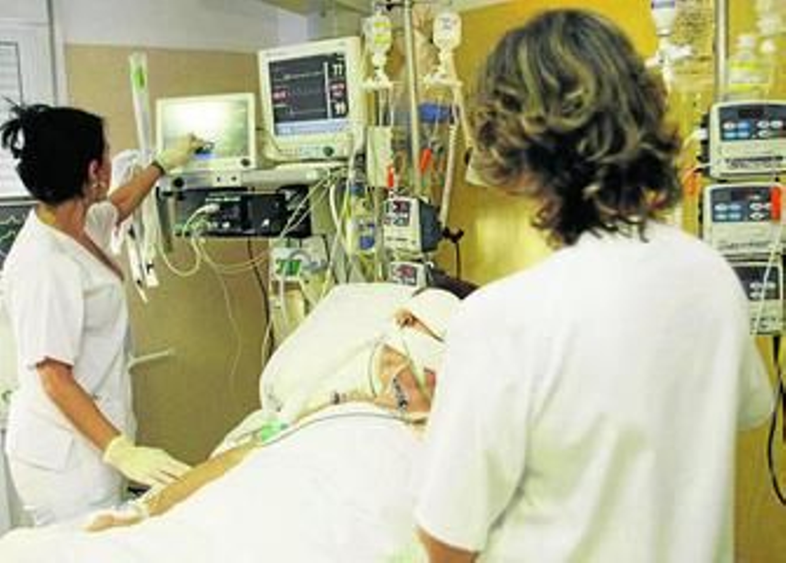 Atención a una persona ingresada en la Unidad de Cuidados Intensivos.