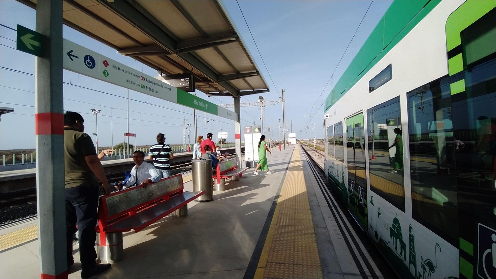 Pasajeros de uno de los tranvías que solo llega hasta Río Arillo, a la espera del Cercanías para seguir hasta Cádiz.