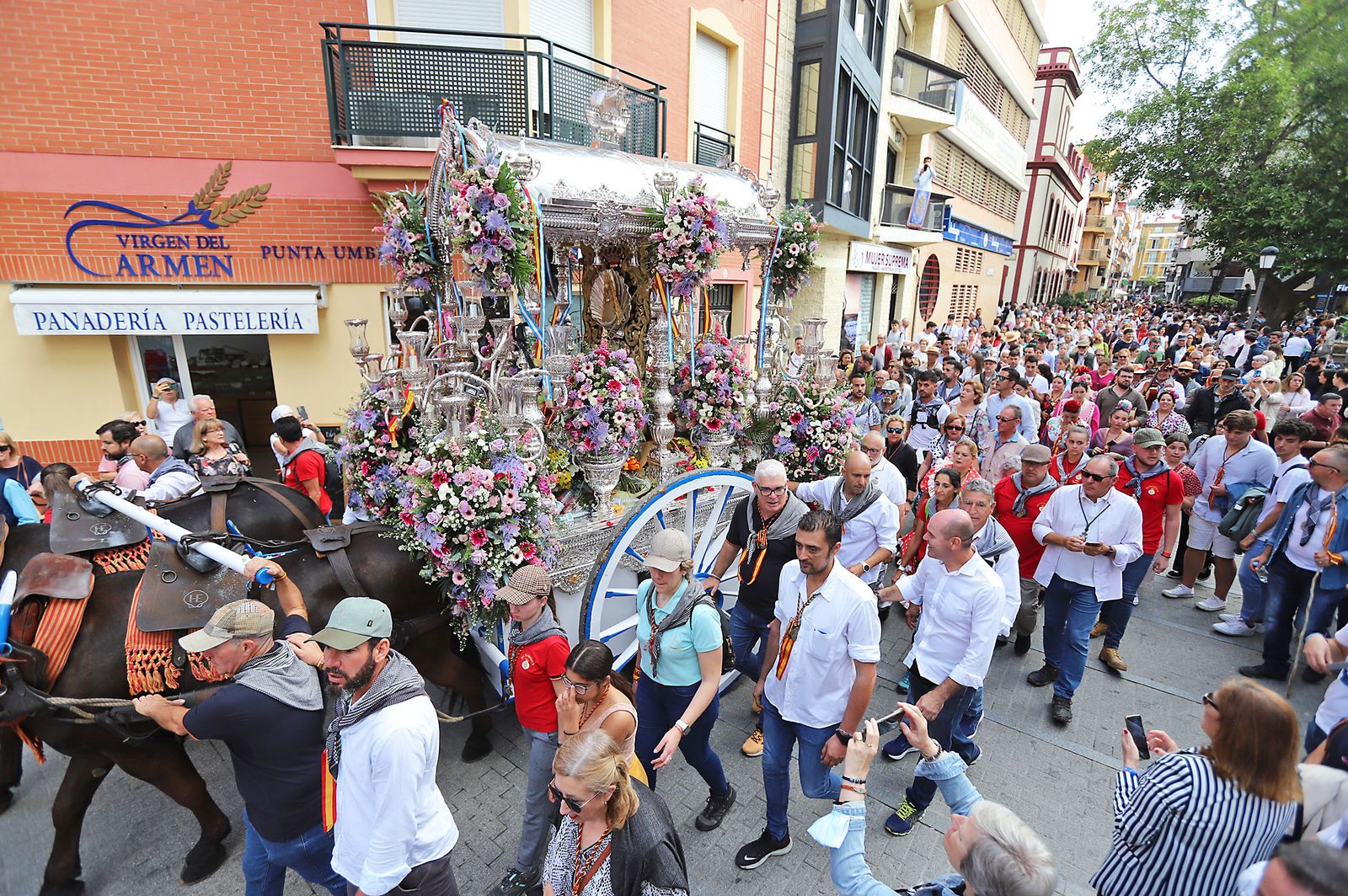 El Rocío 2023: Imágenes de la Hermandad de Emigrantes en su salida de Huelva
