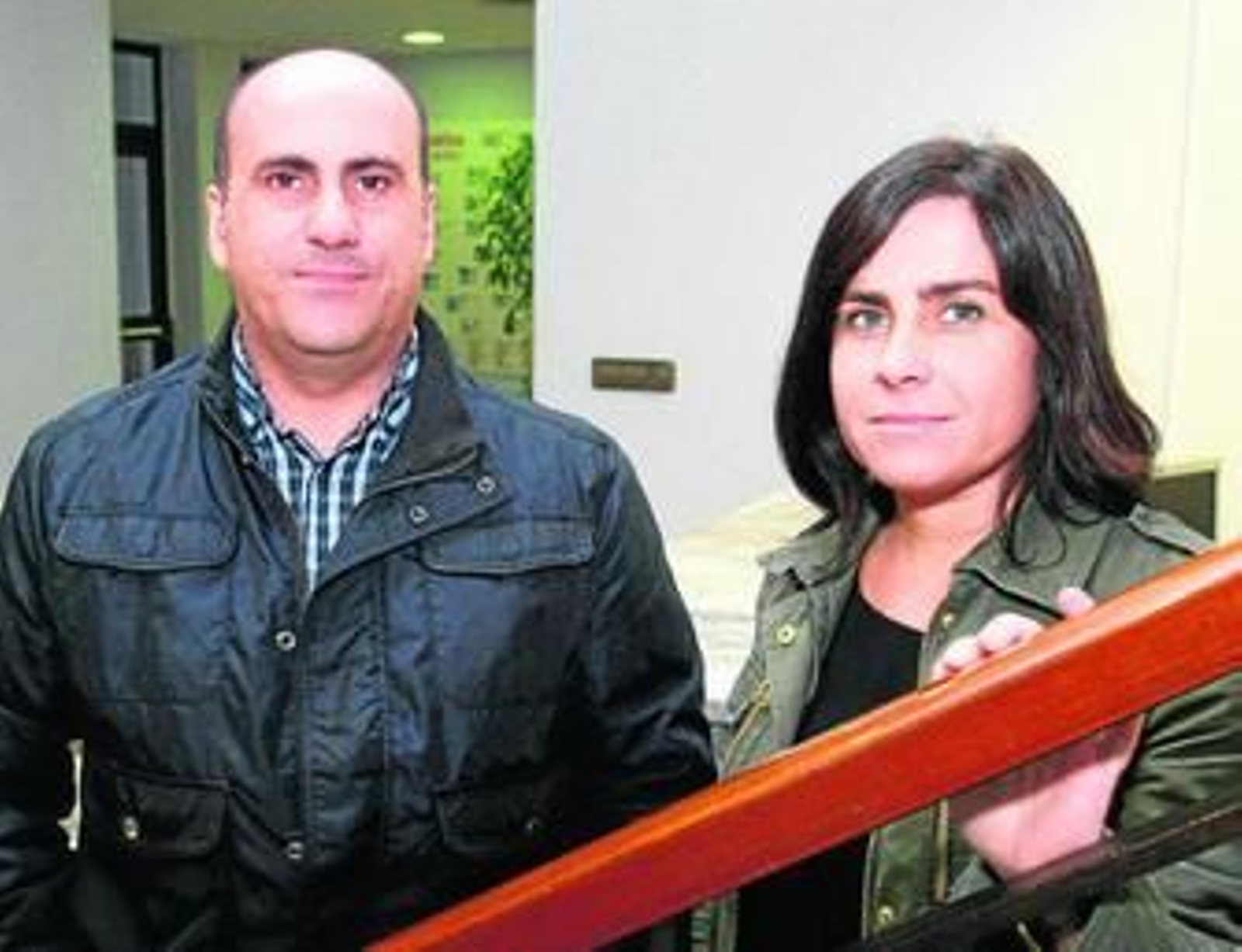 Primera comparecencia pública de Carmelo y Sensi Macías, ayer en la redacción de 'Huelva Información'.