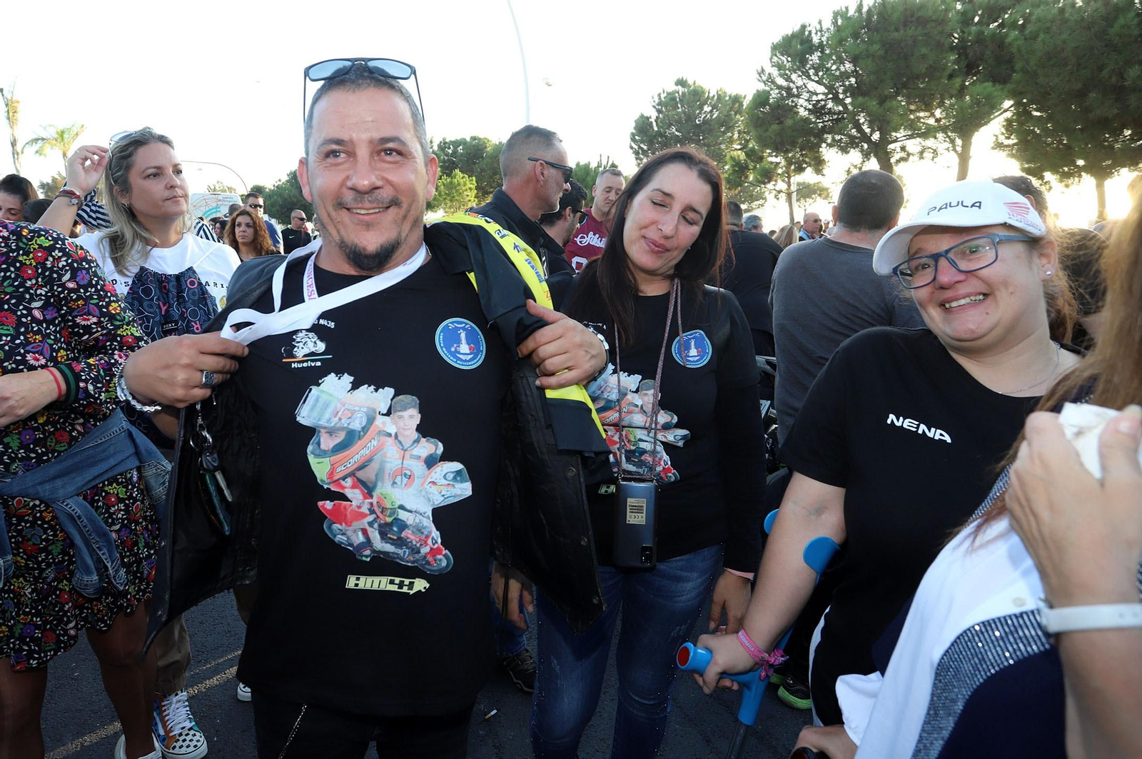 Imágenes del monumento a Súper Hugo en la rotonda frente al Nuevo Colombino
