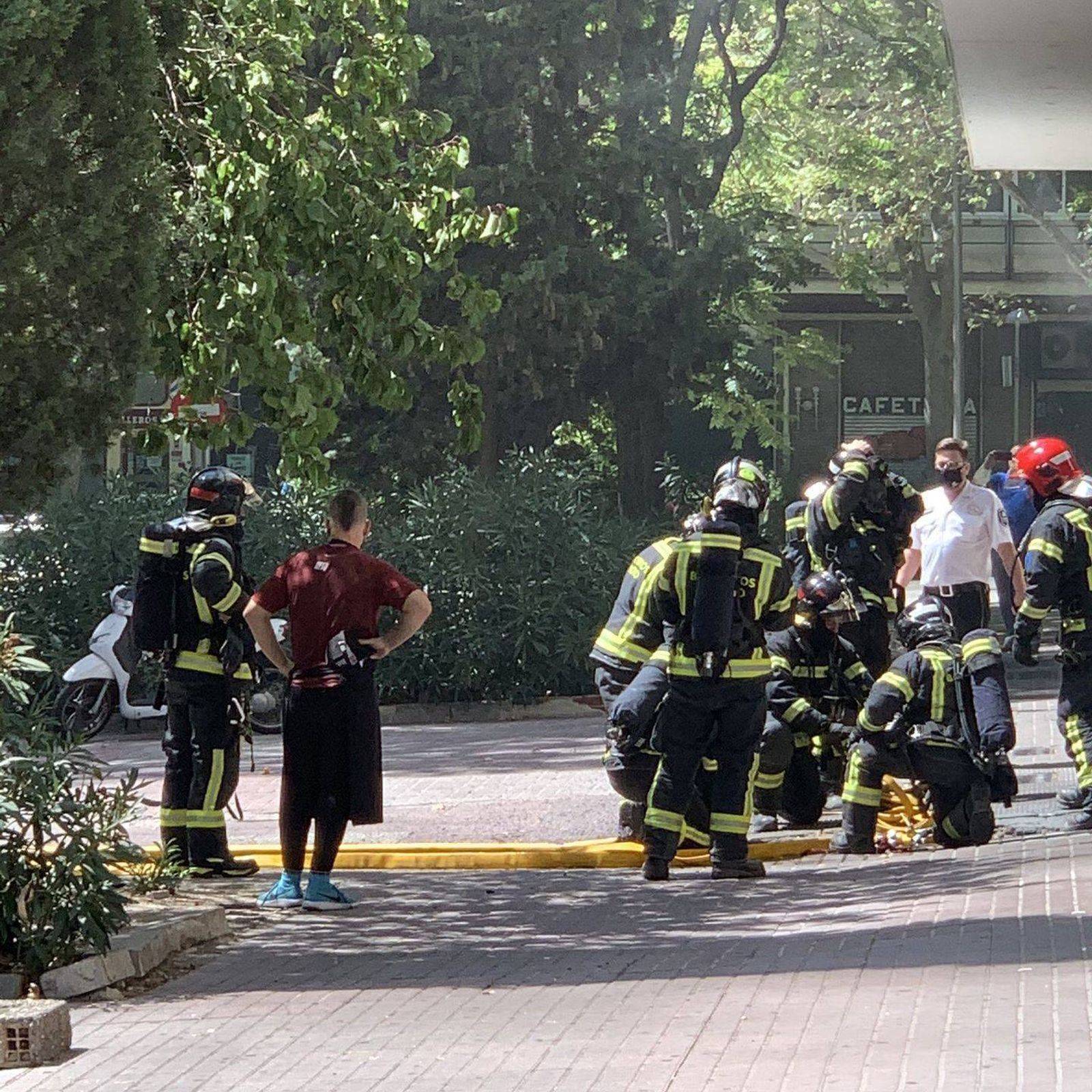 Dabiz Muñoz (de espaldas) y su equipo, esperan a que el restaurante sea evacuado entre el humo de las llamas.