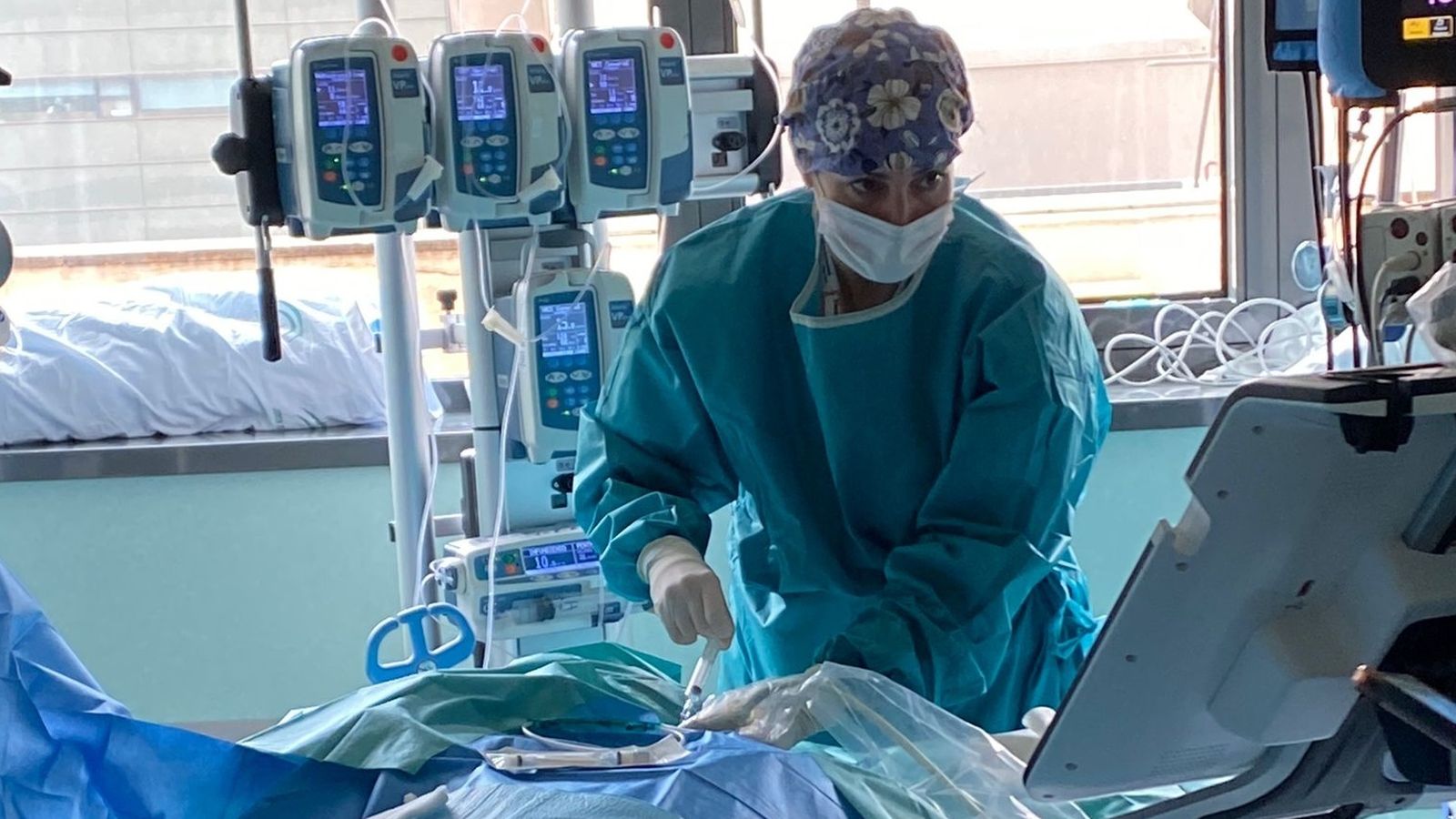 Teresa Cruces, MIR de Medicina Intensiva, trabajando en la UCI