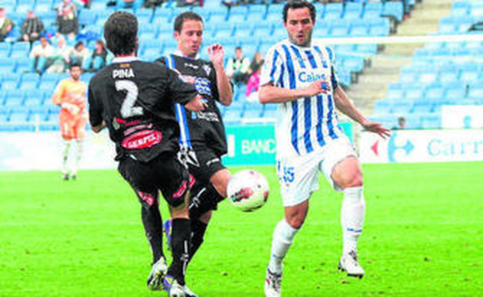Cifu lucha por el balón durante un encuentro de la temporada pasada.