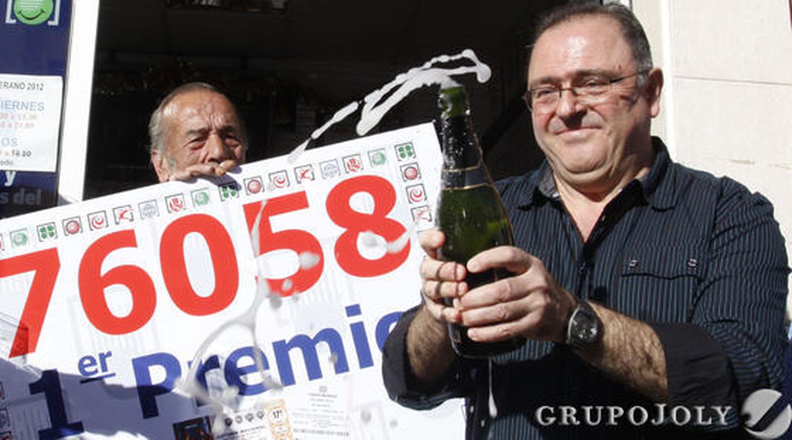 Celebración en 'El Capicúa de Oro', donde se ha vendido un décimo del Gordo de Navidad.  Foto: Javier Albiñana