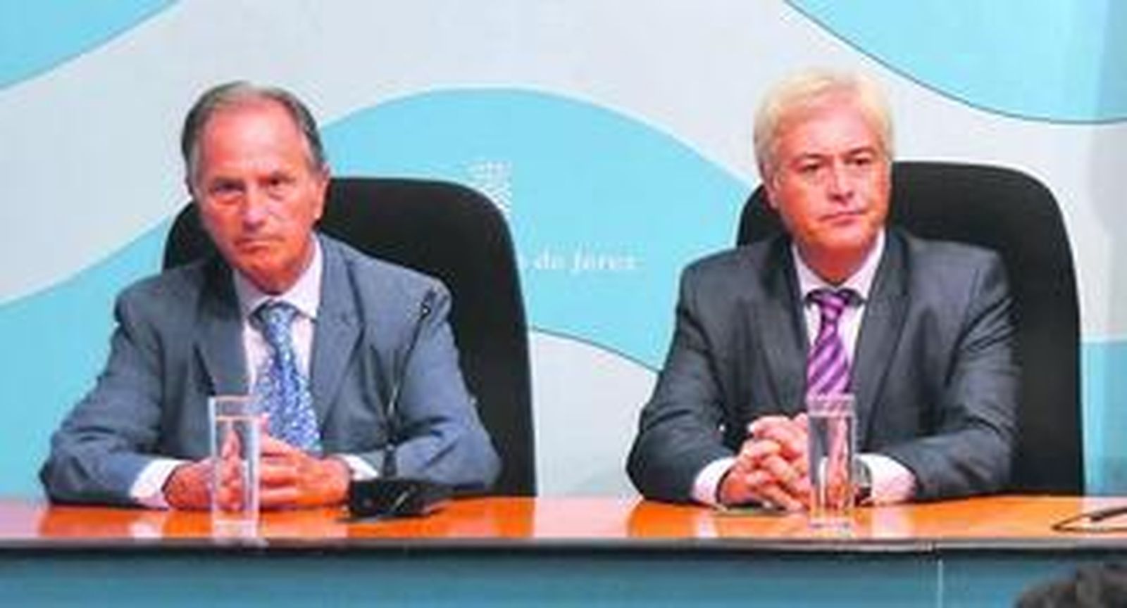 Juan Carlos González, presidente de la Fundación, junto a su patrono Juan María Vaca en una rueda de prensa en el Ayuntamiento.