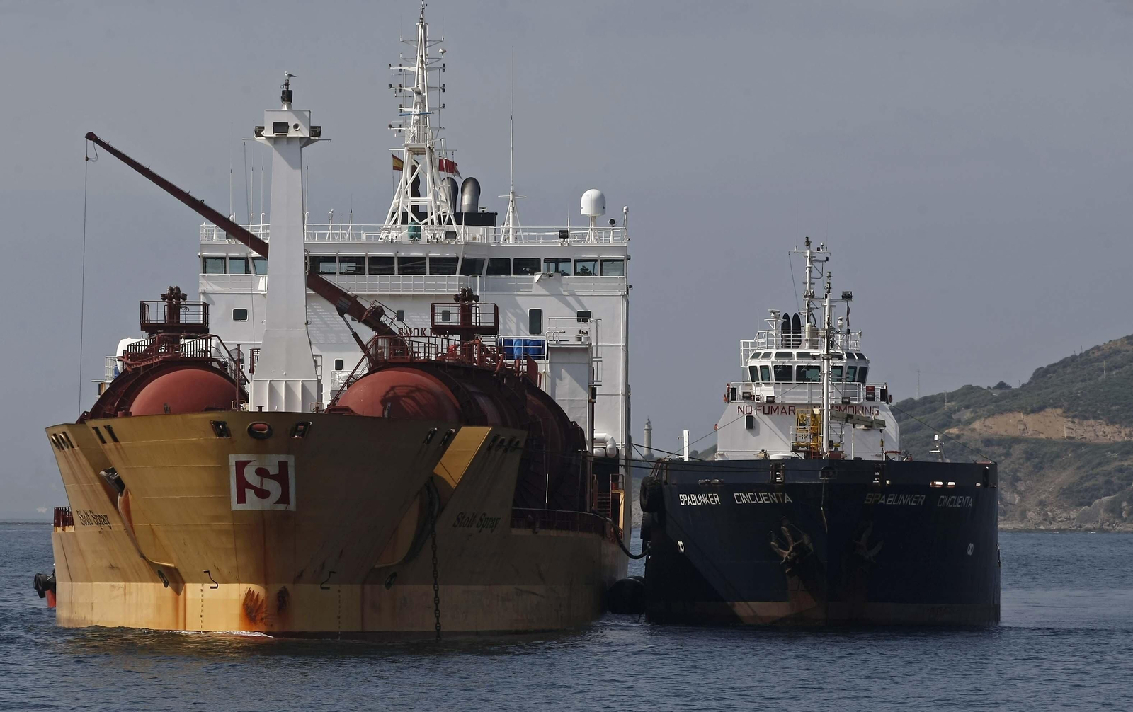 Dos barcos hacen bunkering en la bahía de Algeciras