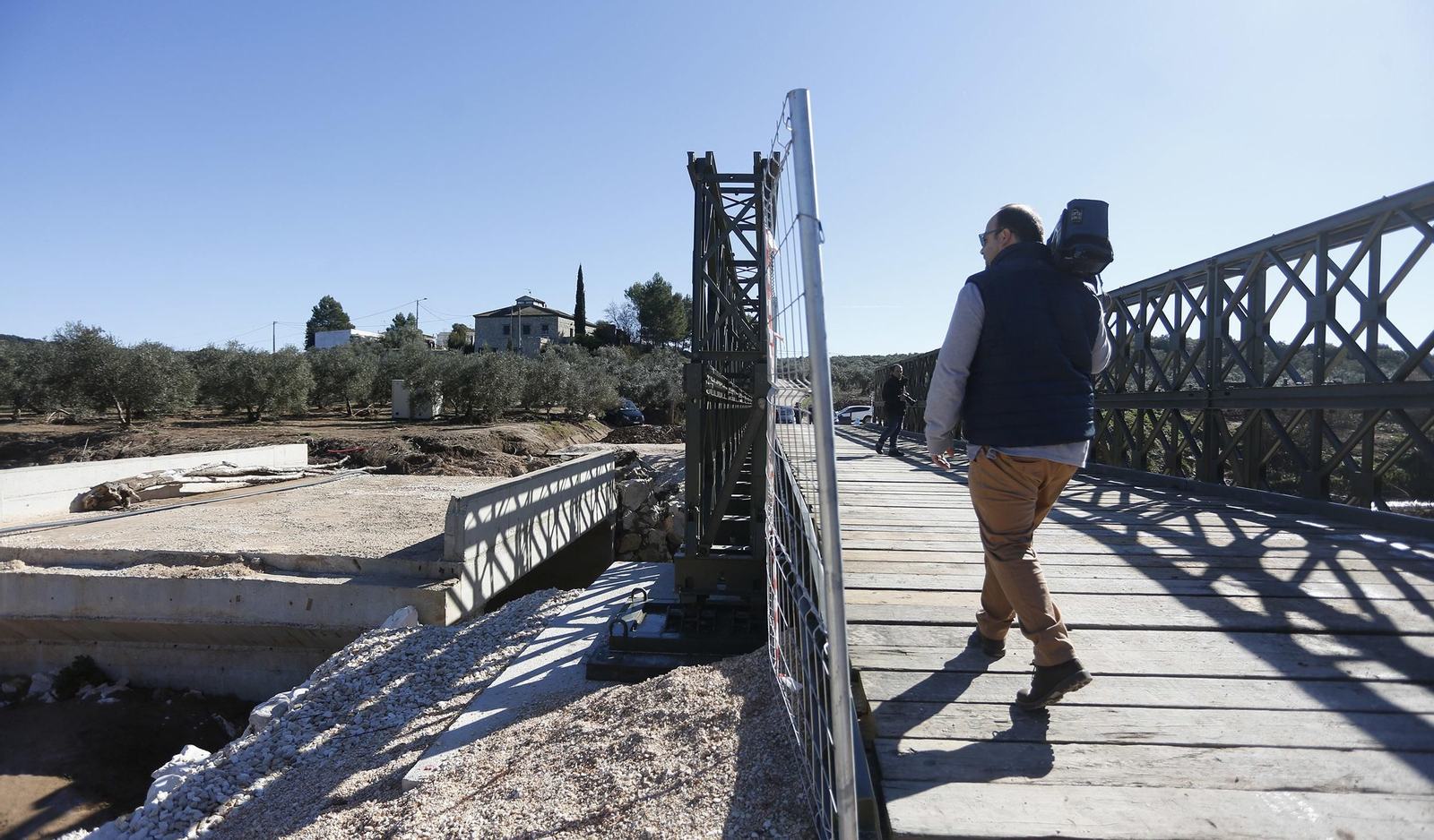 La visita de la ministra de Defensa a los puentes de Casariche y El Rubio, en imágenes