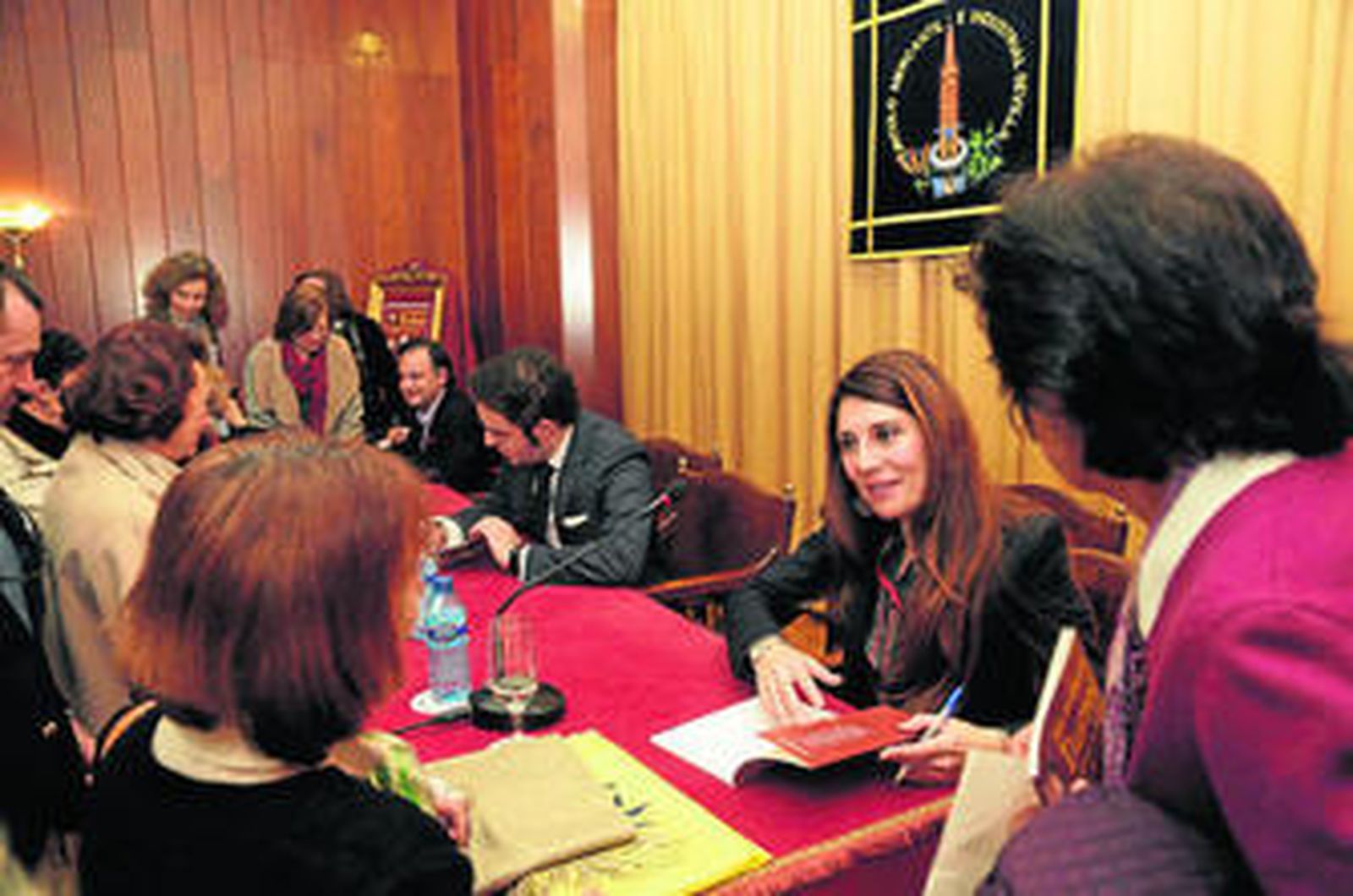 De izquierda a derecha, José Fernando Gabardón, Pablo Borrallo y Teresa Guzmán, firmando ejemplares de su libro en el Mercantil.