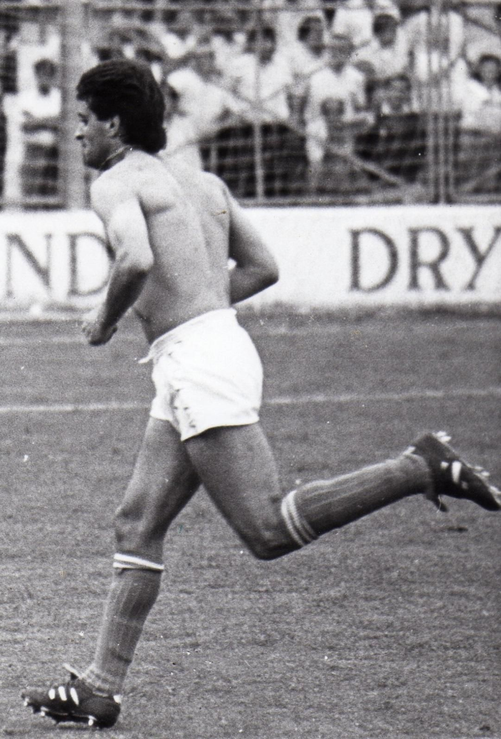 Antonio Torres celebra uno de sus goles en el Domecq en el curso 84/85.